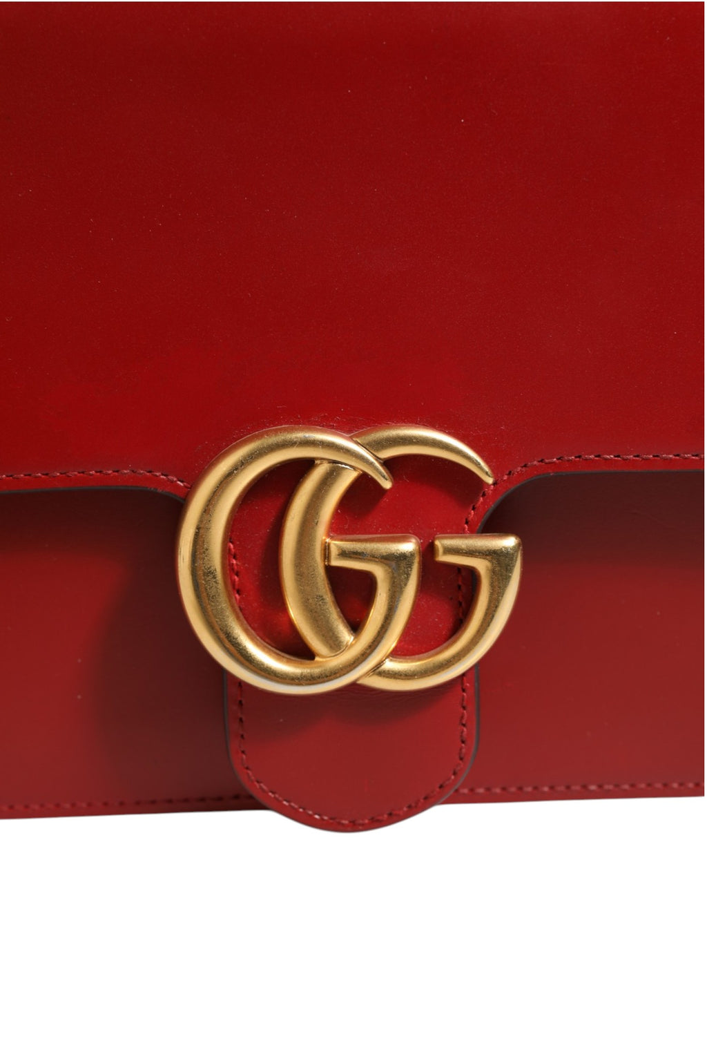 Sac à bandoulière Gucci Marmont en cuir rouge Rosso Ancora, petit modèle avec logo matelassé et chaîne dorée élégante.
