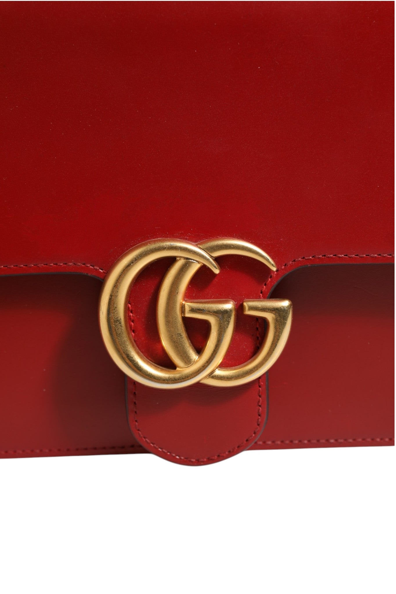 Sac à bandoulière Gucci Marmont en cuir rouge Rosso Ancora, petit modèle avec logo matelassé et chaîne dorée élégante.