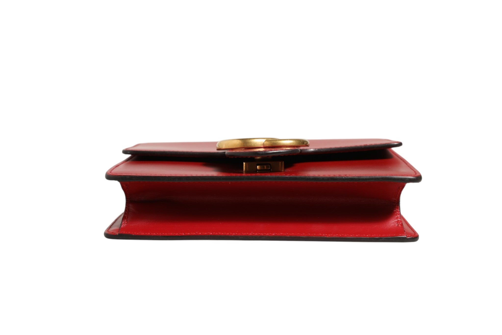 Sac à bandoulière Gucci Marmont en cuir rouge Rosso Ancora, petit modèle avec logo emblématique et finition élégante.