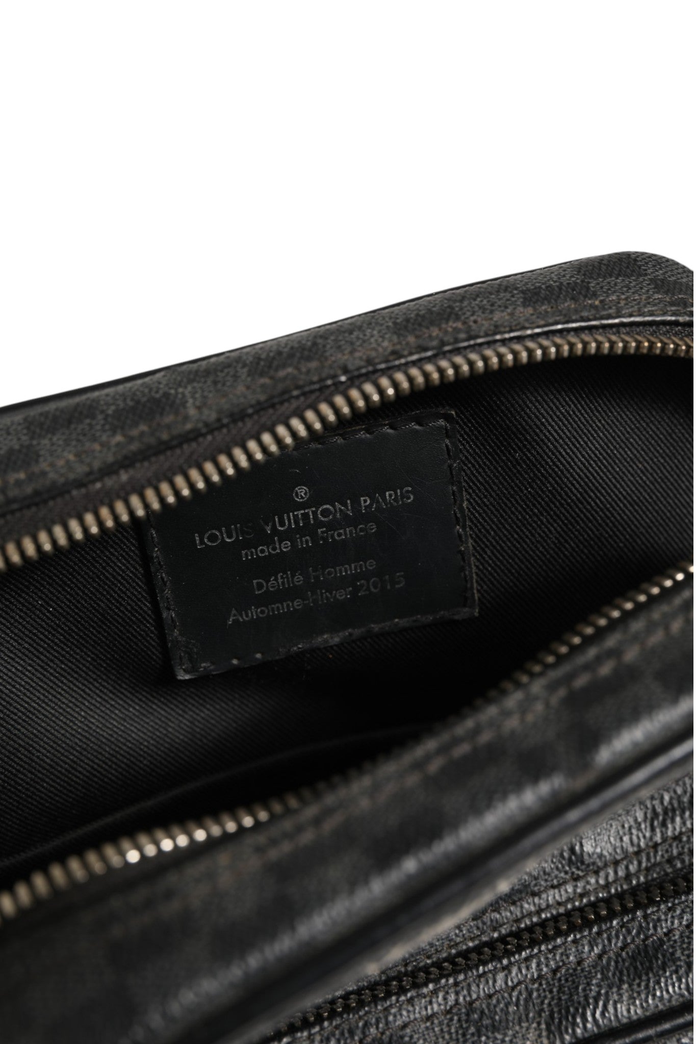 Sac à bandoulière Louis Vuitton Damier Graphite en canvas noir avec logo Amazon Christopher Nemeth, style élégant et moderne.
