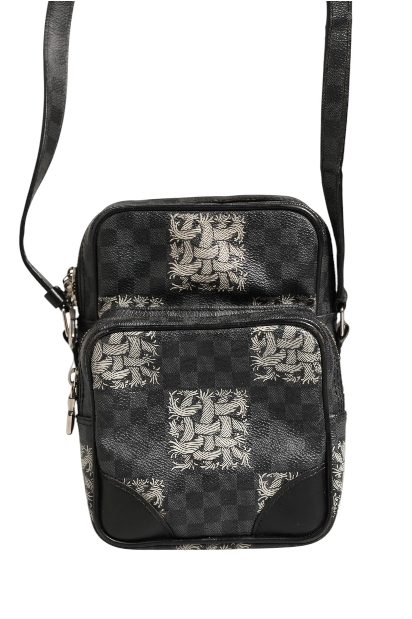 Sac à bandoulière Louis Vuitton Damier Graphite en toile, modèle Amazon Christopher Nemeth, noir avec motif graphique visible.