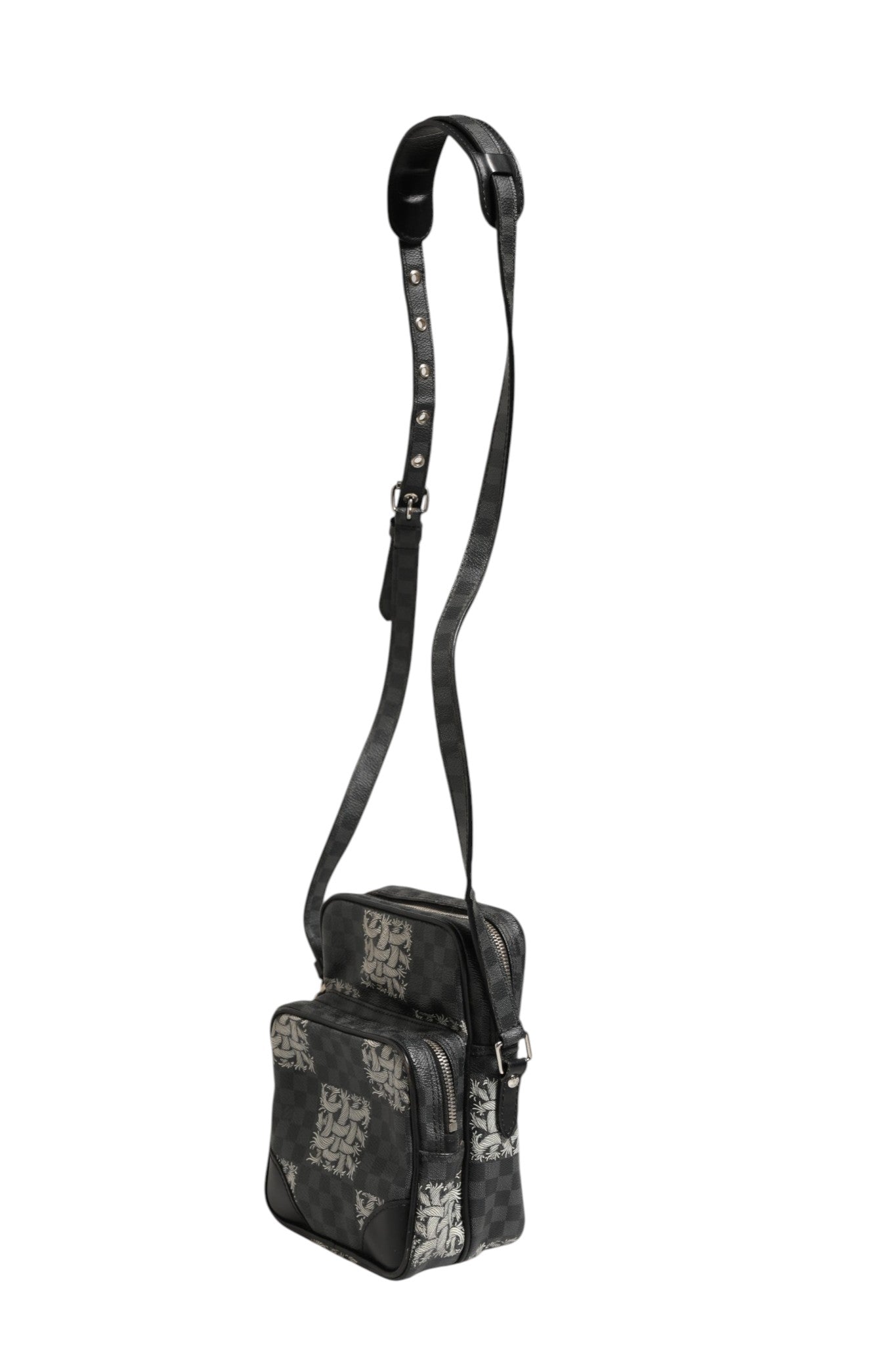 Sac à bandoulière Louis Vuitton en toile Damier Graphite noire avec motif Amazon Christopher Nemeth, élégant et sophistiqué.