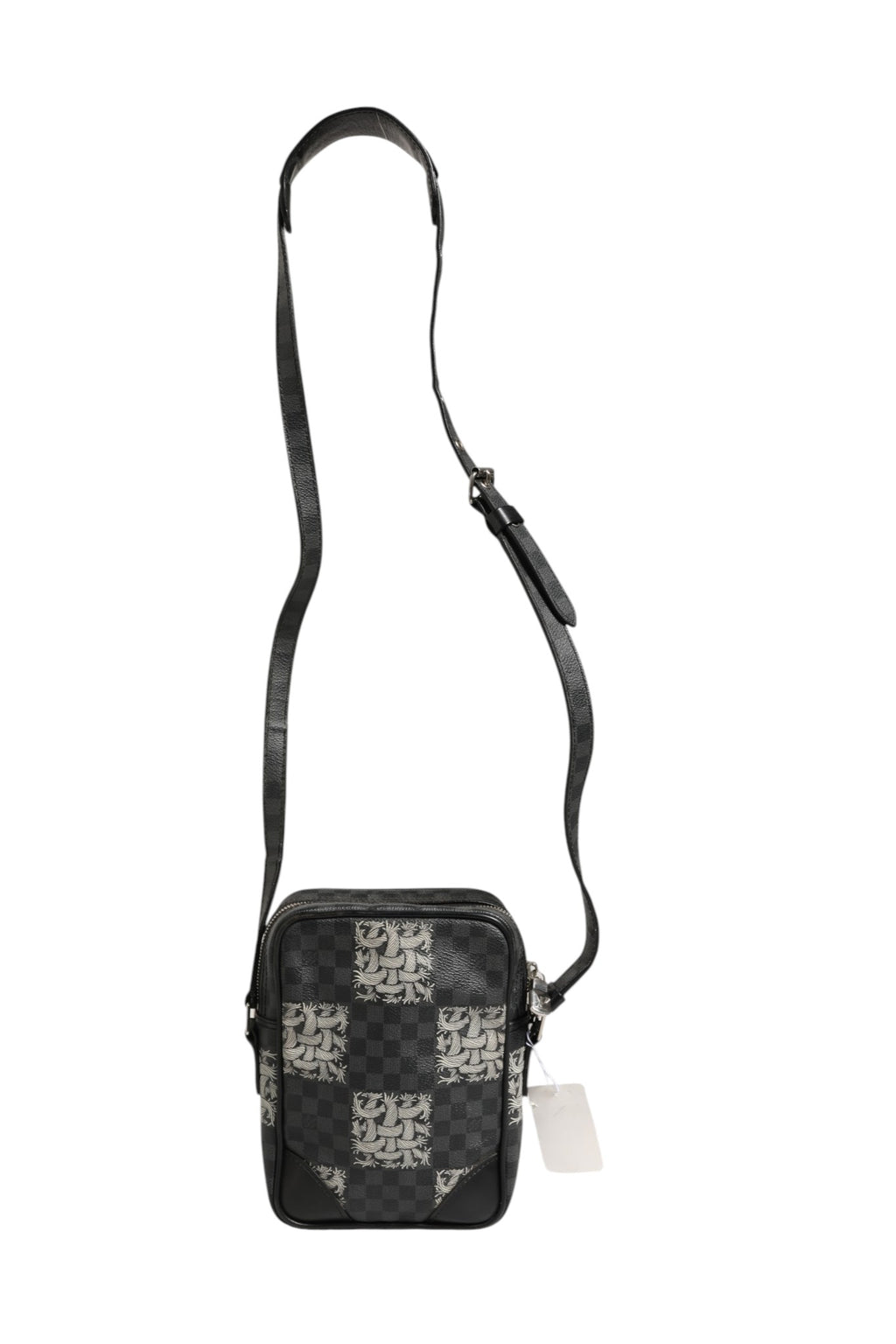 Sac à bandoulière Louis Vuitton Damier Graphite en toile, design Amazon Christopher Nemeth, avec poches et logo visible.