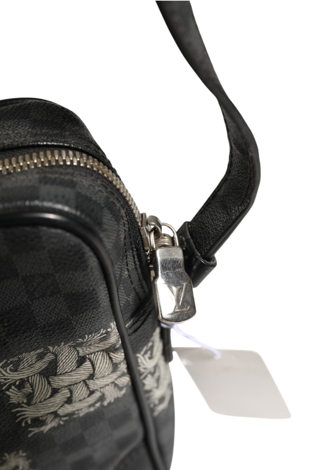 Sac à bandoulière Louis Vuitton Damier Graphite en toile, avec détails de Christopher Nemeth, élégant et sophistiqué.