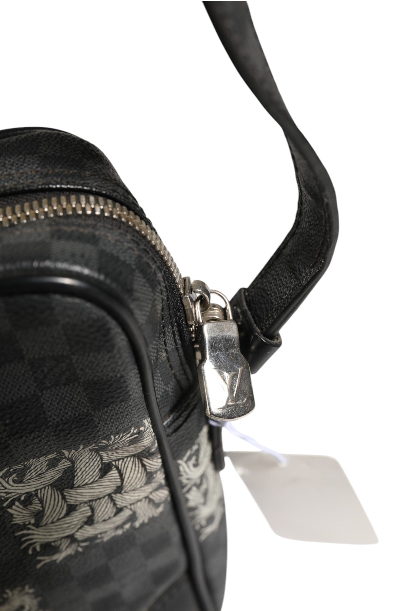 Sac à bandoulière Louis Vuitton Damier Graphite en toile, avec détails de Christopher Nemeth, élégant et sophistiqué.