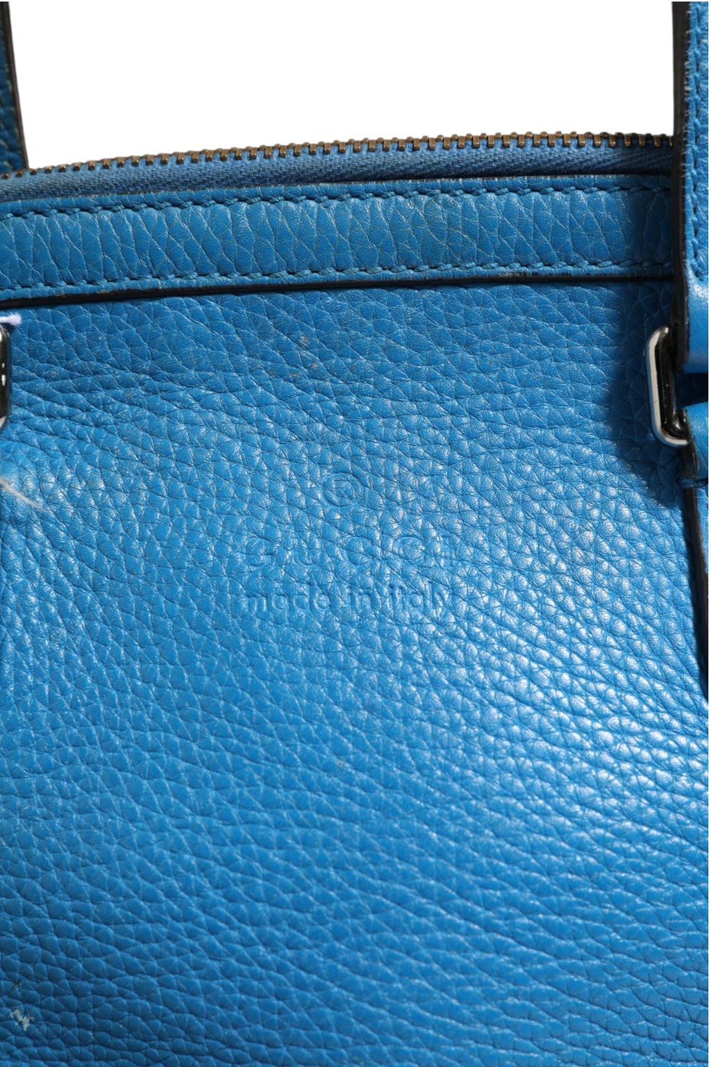 Sac à main Gucci en cuir bleu avec dôme, élégant et sophistiqué, visible avec poignées et détails raffinés.