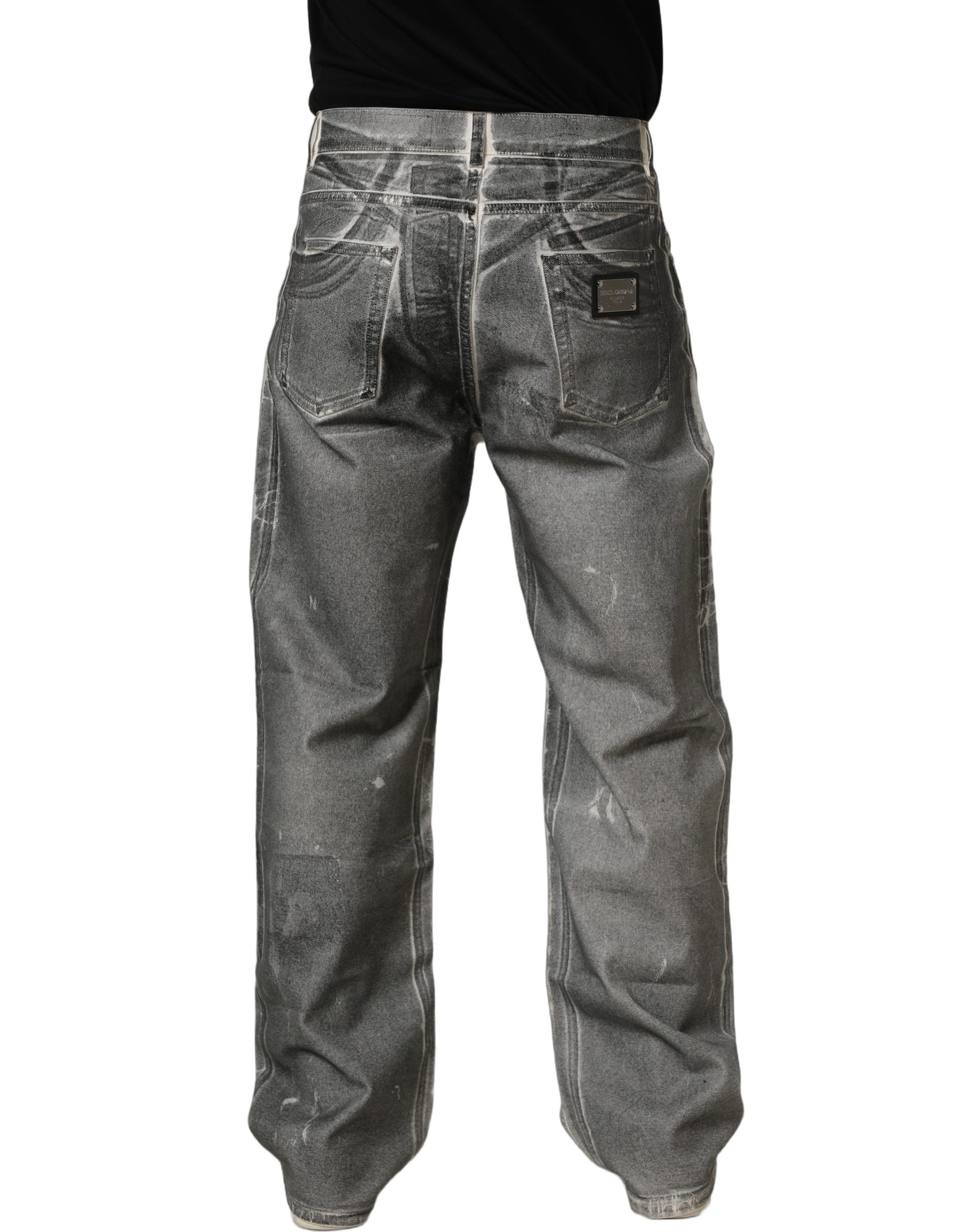 Jeans en denim gris, coupe droite, taille mi-haute, de la marque Dolce & Gabbana, visibles sur l'image.