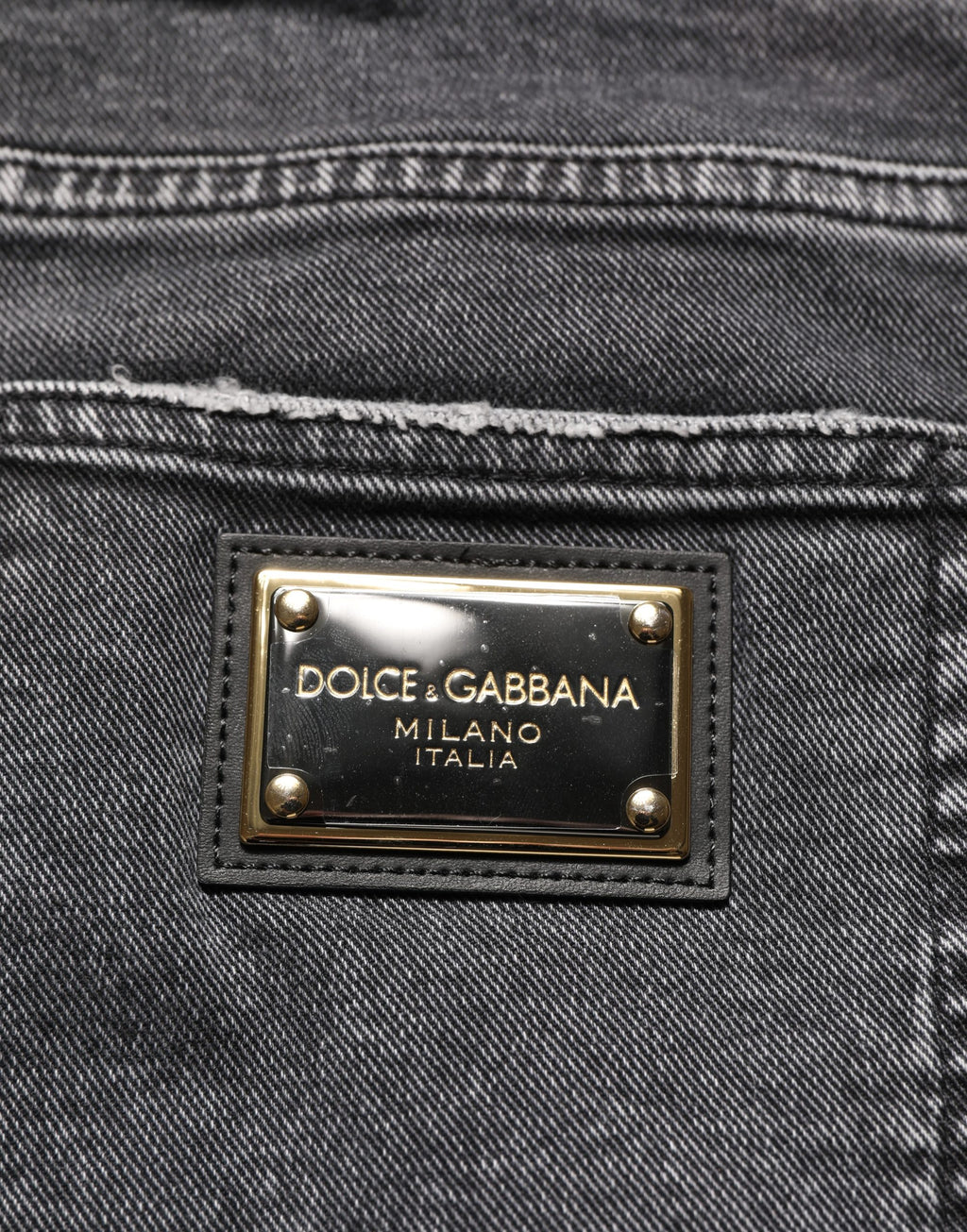 Jeans en denim gris foncé délavé Dolce & Gabbana, coupe taille moyenne, avec effets usés, vêtement tendance pour homme.