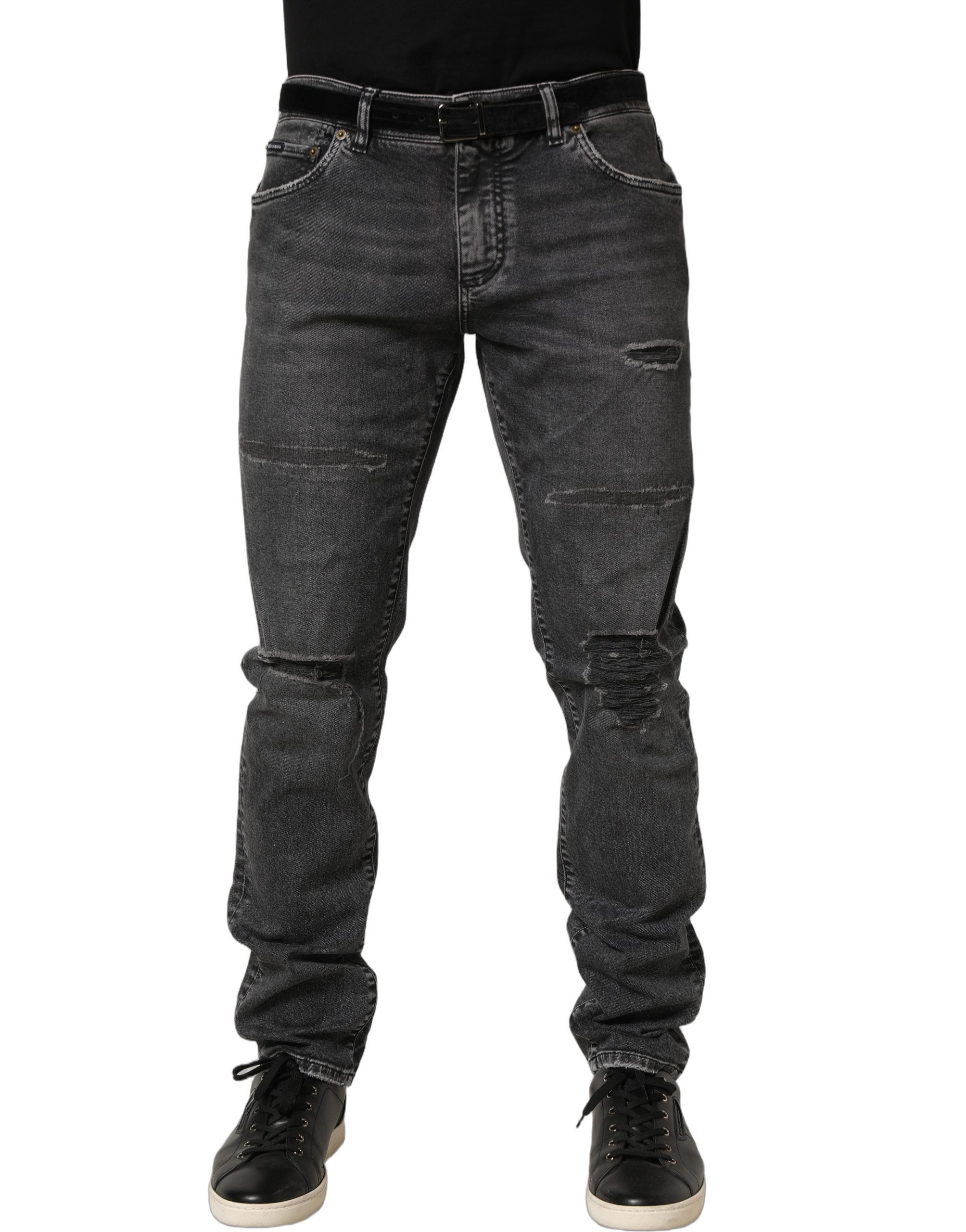 Jeans en denim gris foncé Dolce & Gabbana, coupe décontractée, usé, taille moyenne, détails distressed, style moderne et tendance.