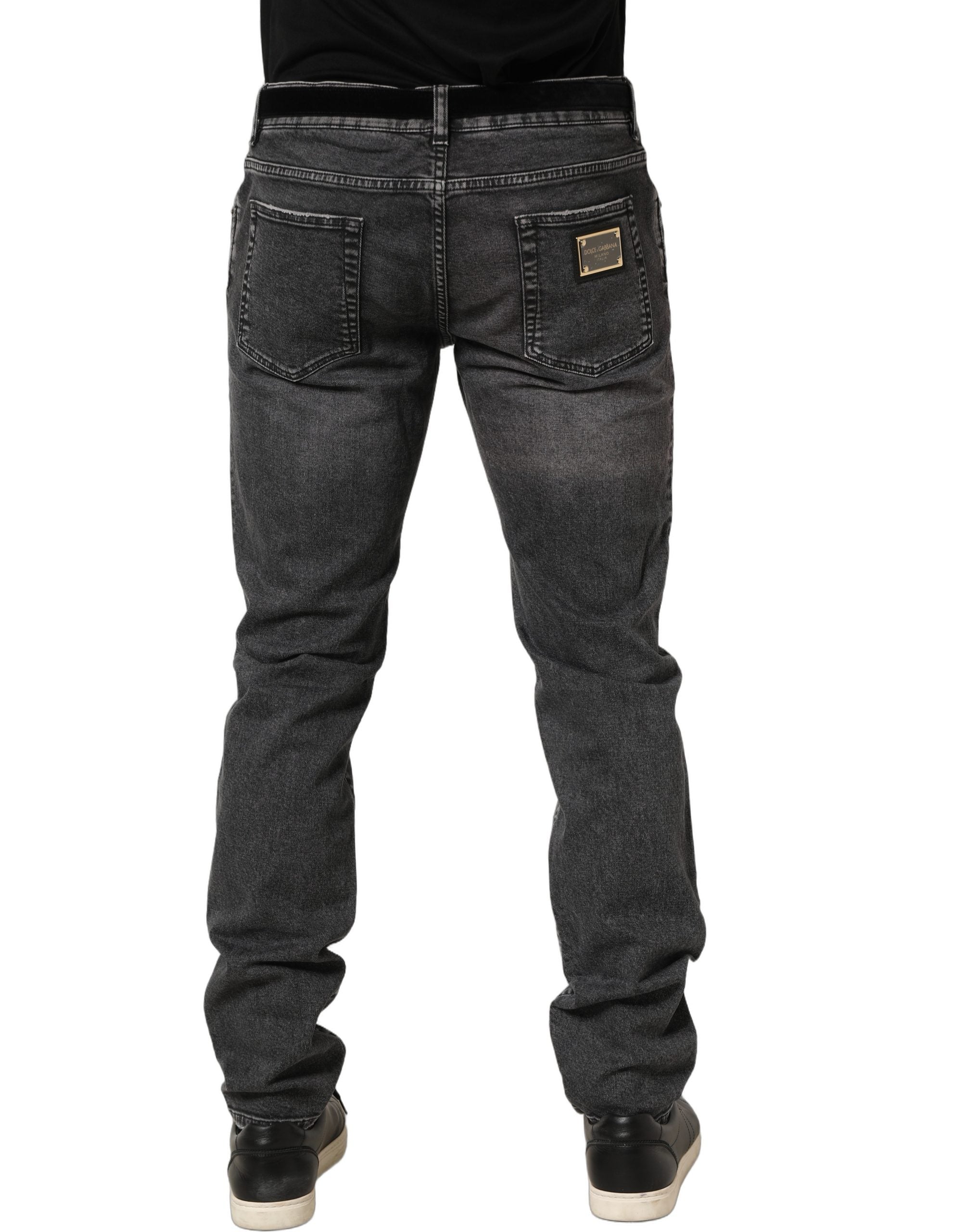 Jeans en denim gris foncé déchiré à taille moyenne de Dolce & Gabbana, mode décontractée et élégante, vue de face.