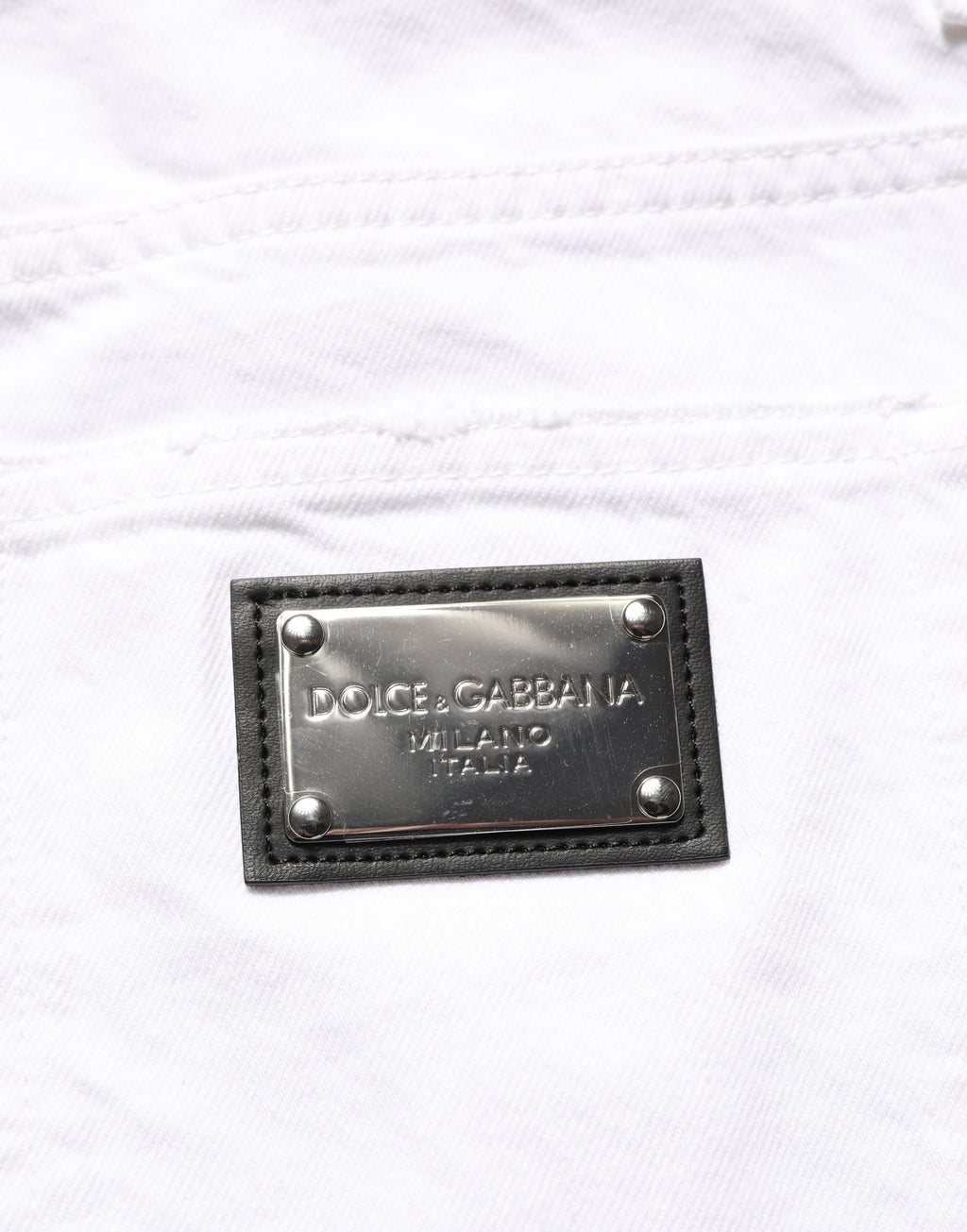 Jeans homme Dolce & Gabbana en coton blanc déchiré, coupe slim ajustée, denim tendance visible sur l’image.