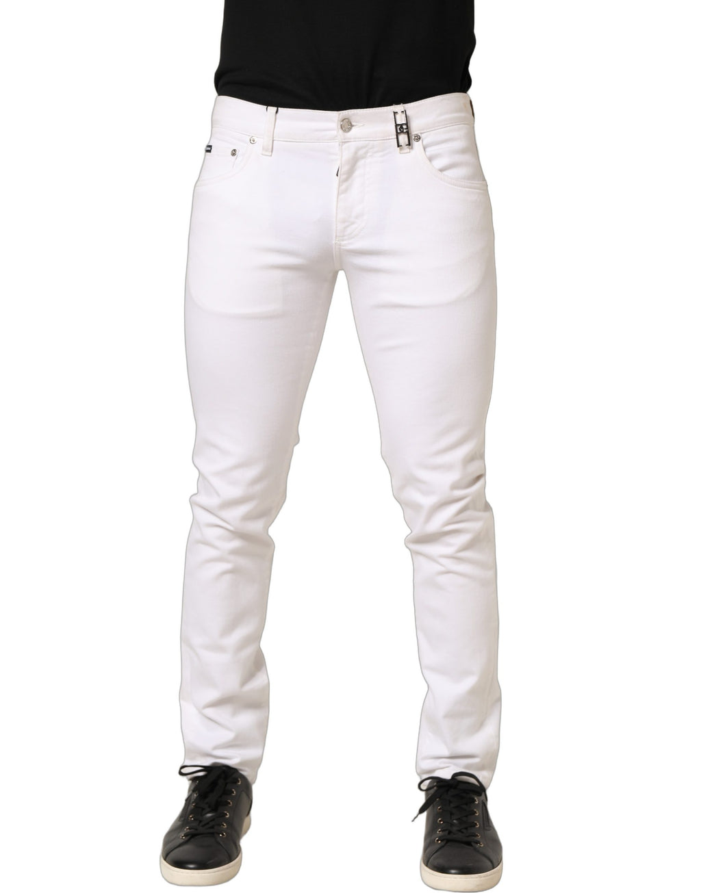 Jeans slim en coton blanc Dolce & Gabbana avec taille mi-haute, visibles sur un mannequin avec détails de couture.