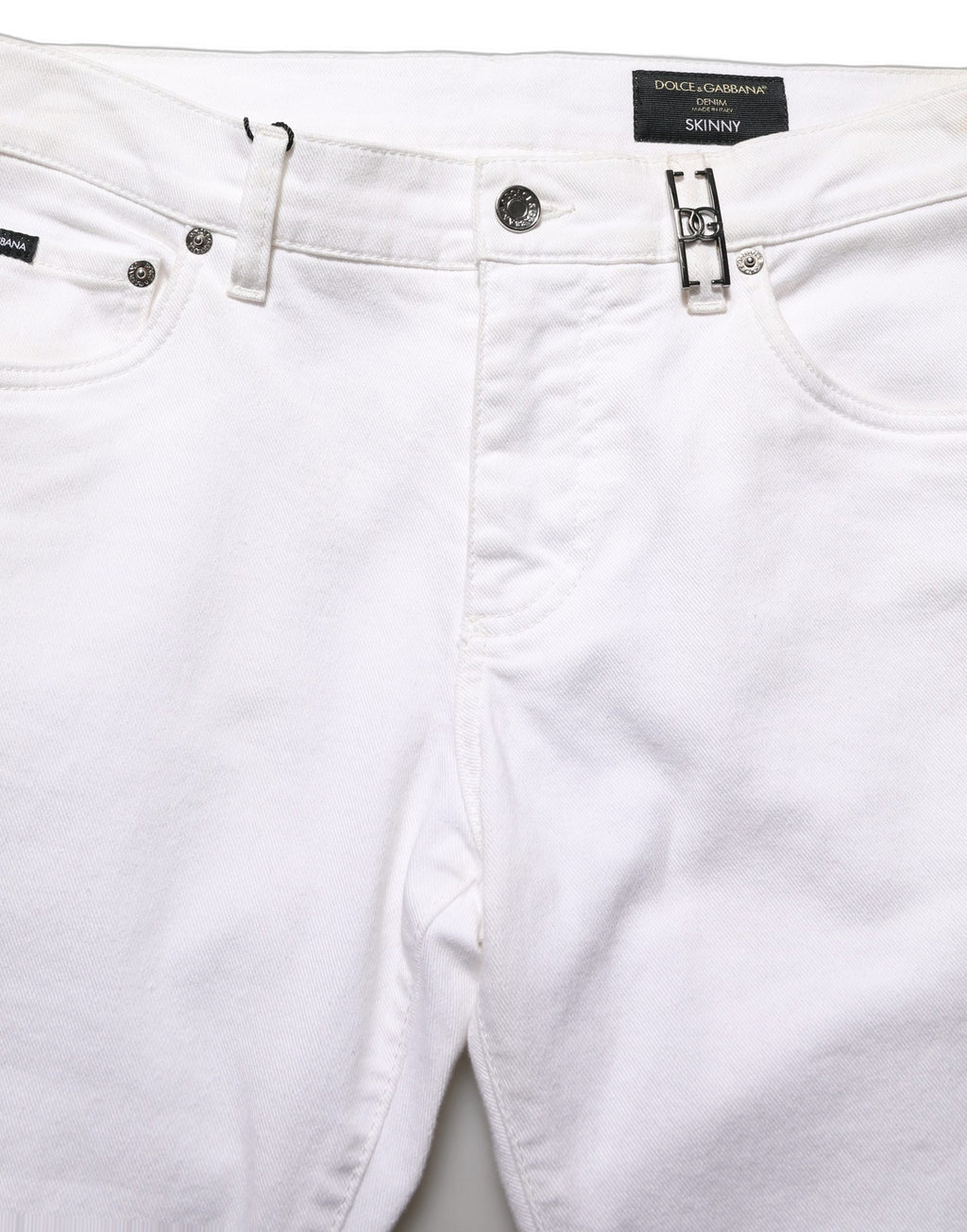 Jeans skinny en coton blanc de Dolce & Gabbana, taille mi-haute, coupe ajustée, image montrant la texture du denim.