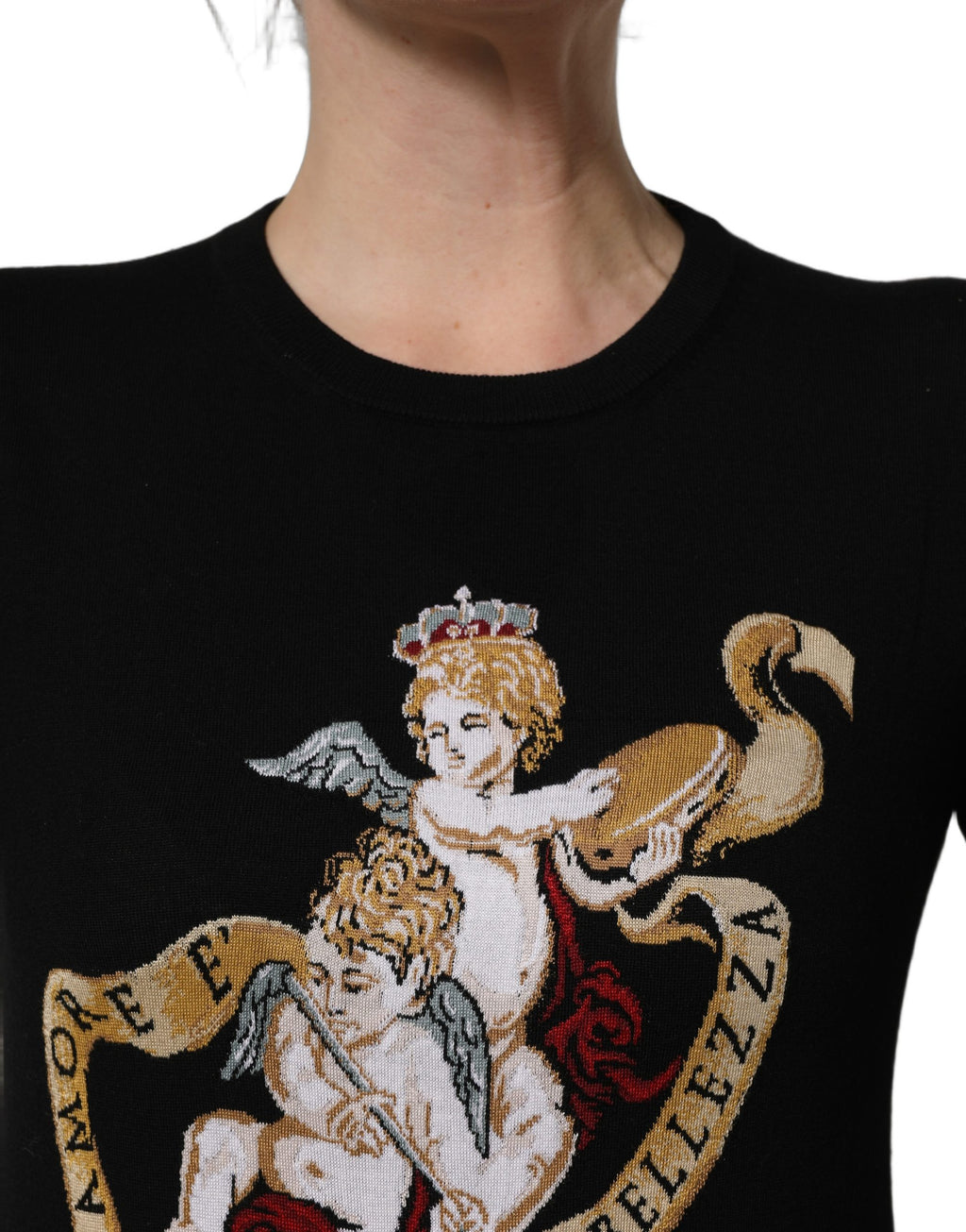 Pull en laine noir Dolce & Gabbana avec motif d'anges, col rond élégant et confortable, vue de face.