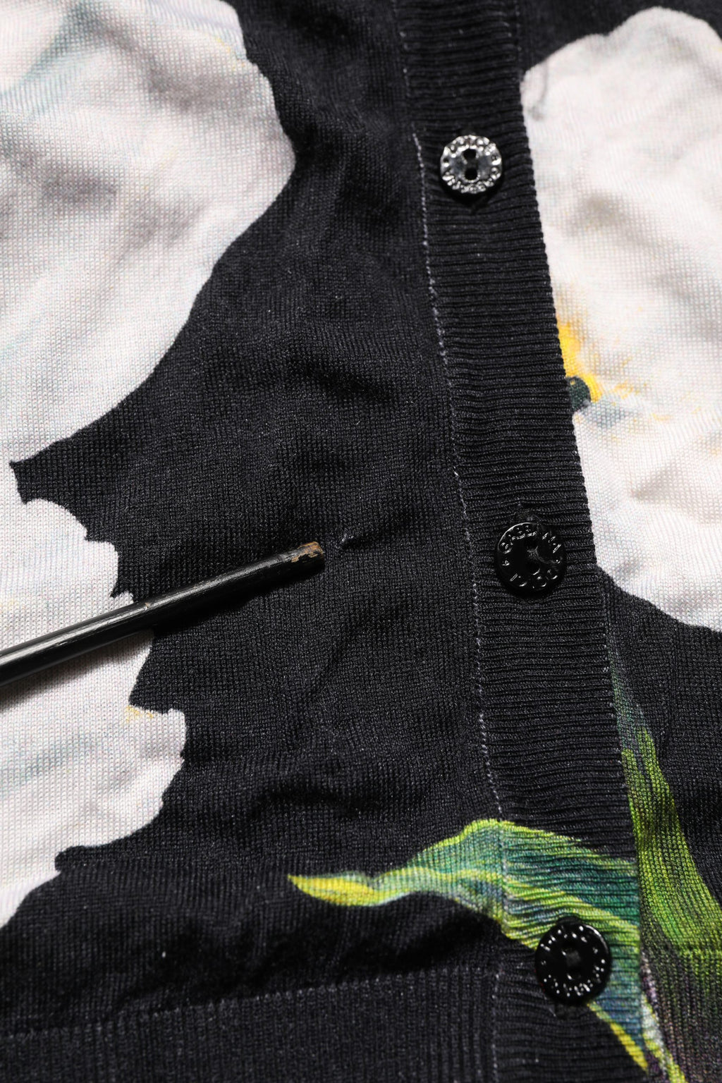 Pull en cachemire et soie noir avec motif floral de Dolce & Gabbana, cardigan élégant et confortable pour femme.