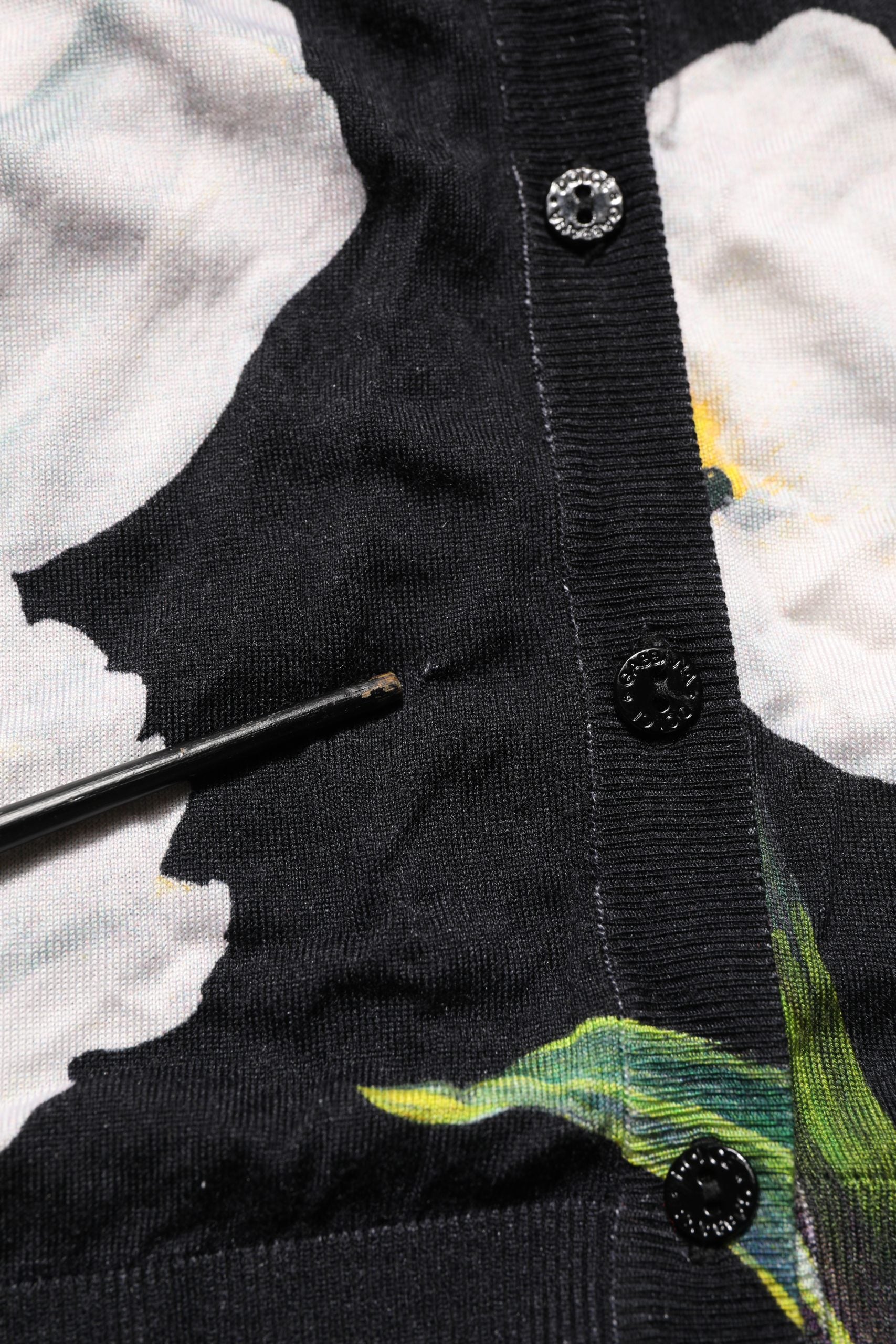 Pull en cachemire et soie noir avec motif floral de Dolce & Gabbana, cardigan élégant et confortable pour femme.