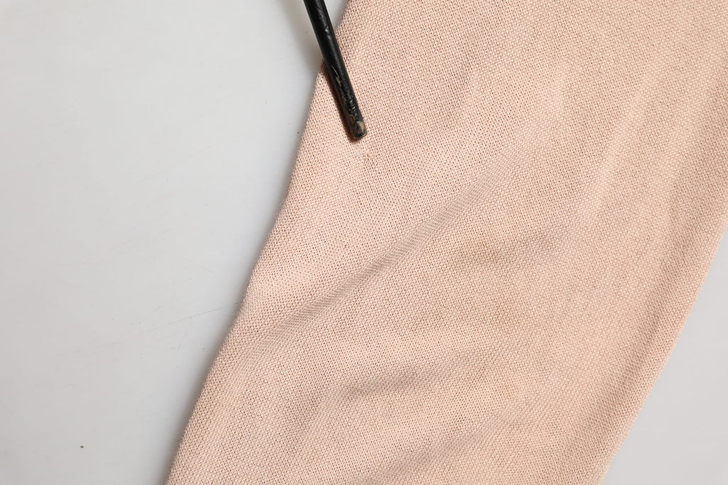 Cardigan beige à col en V à rayures avec nœud à l'avant de la marque Dolce & Gabbana, en maille côtelée.
