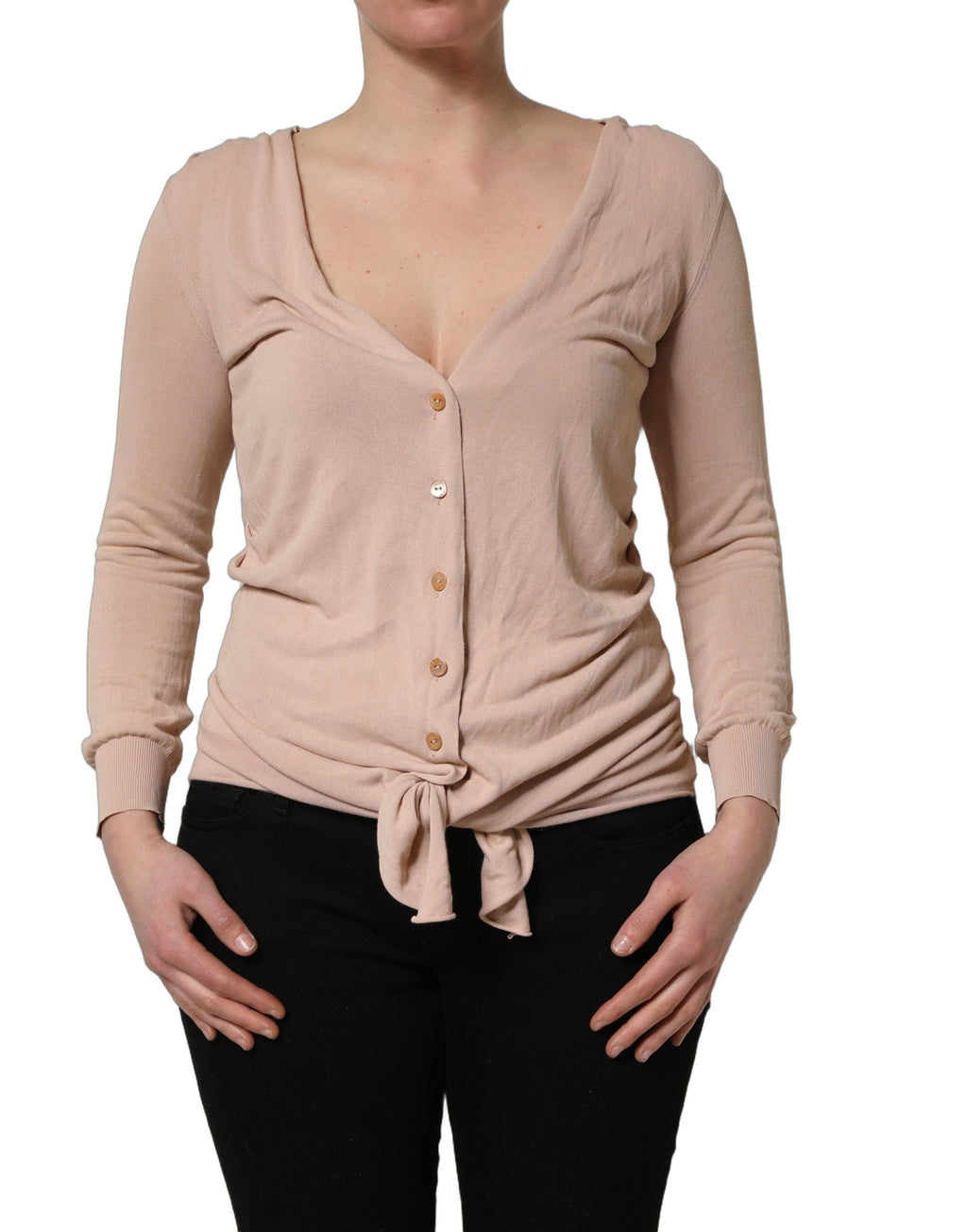 Cardigan beige en maille à col en V avec nouette avant de Dolce & Gabbana, tissu côtelé, manches longues élégantes.