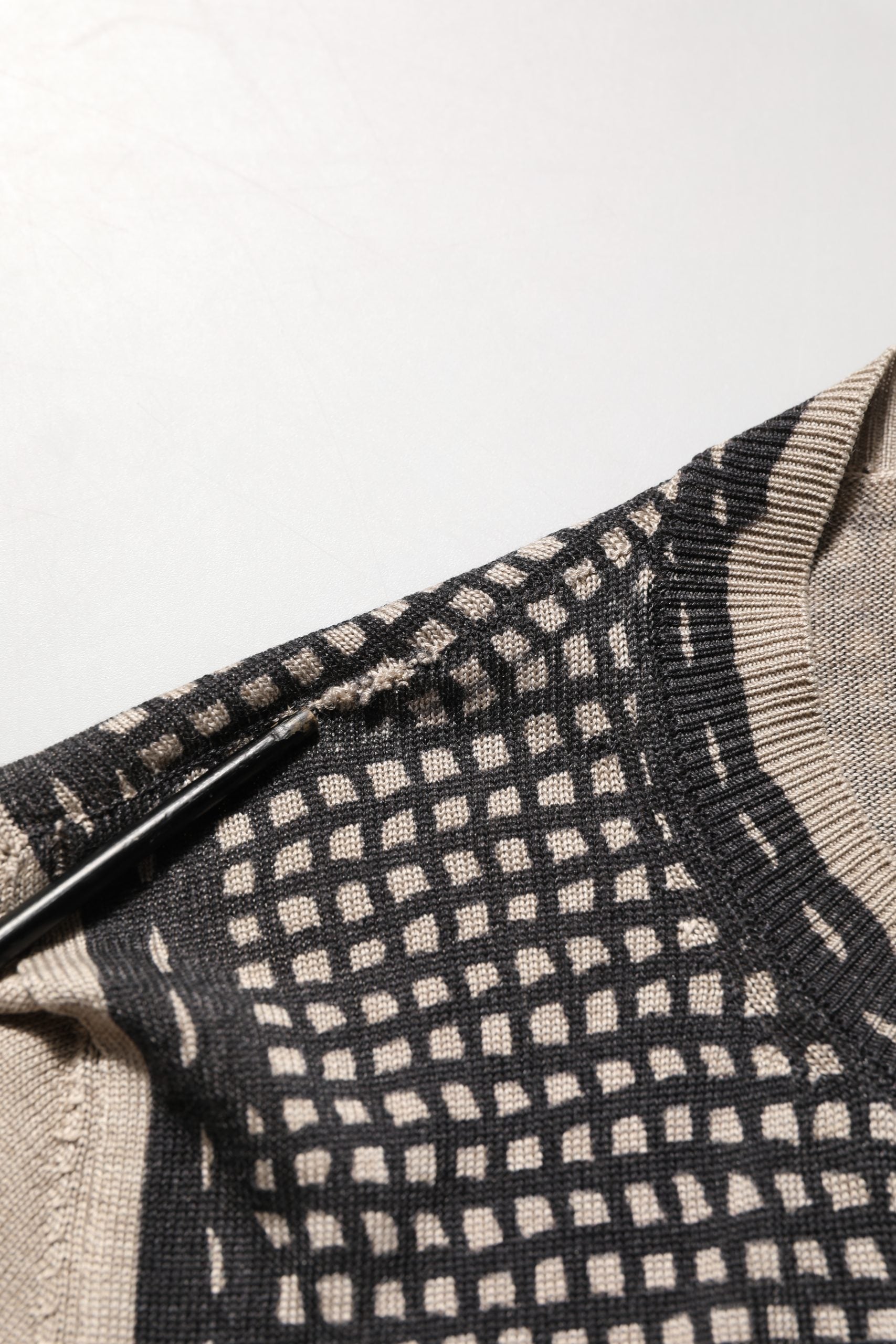 Cardigan Dolce & Gabbana noir avec dentelle florale, boutons en détail, élégant pull en laine pour femme.