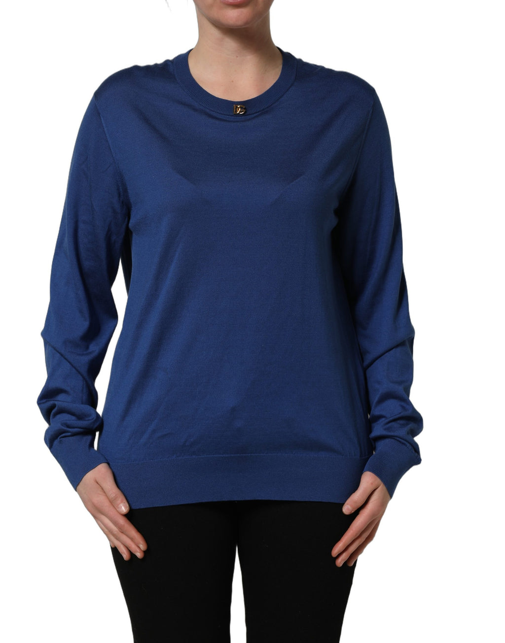Pull en soie bleue Dolce & Gabbana avec logo DG, col rond, style décontracté, visible sur l'image.