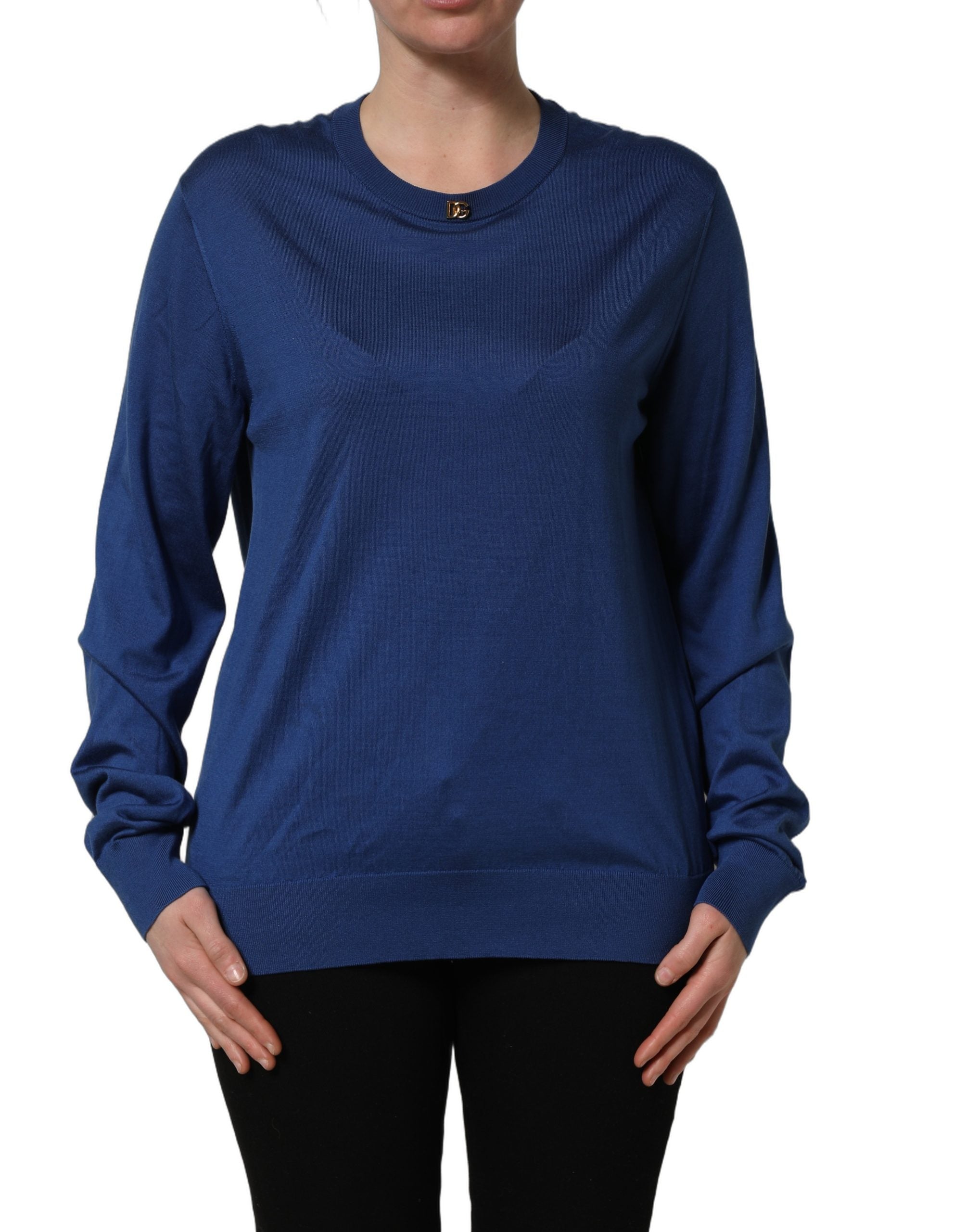 Pull en soie bleue Dolce & Gabbana avec logo DG, col rond, style décontracté, visible sur l'image.