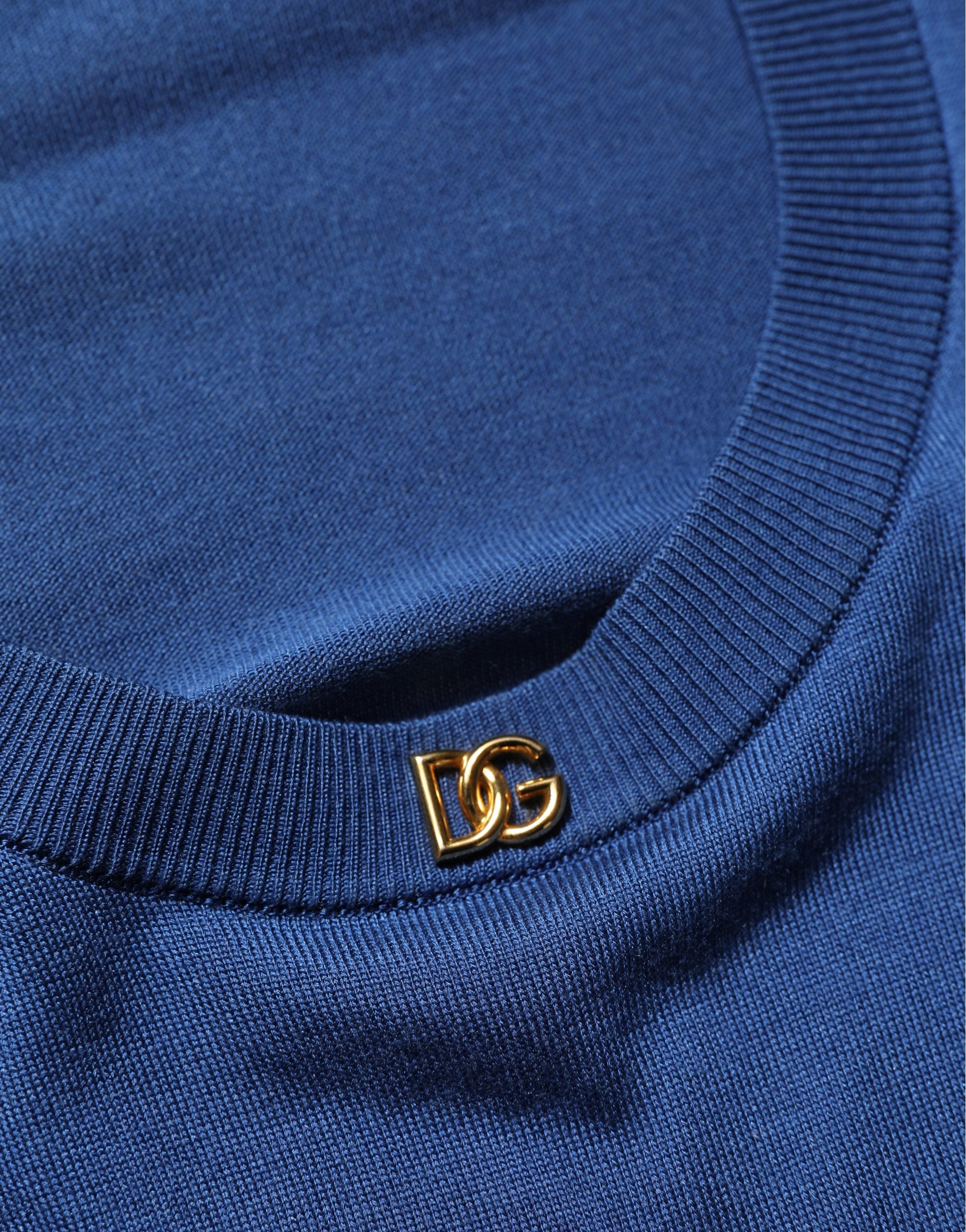Pull noir en soie Dolce & Gabbana avec logo DG, col ras du cou, élégant et confortable, visible en gros plan.