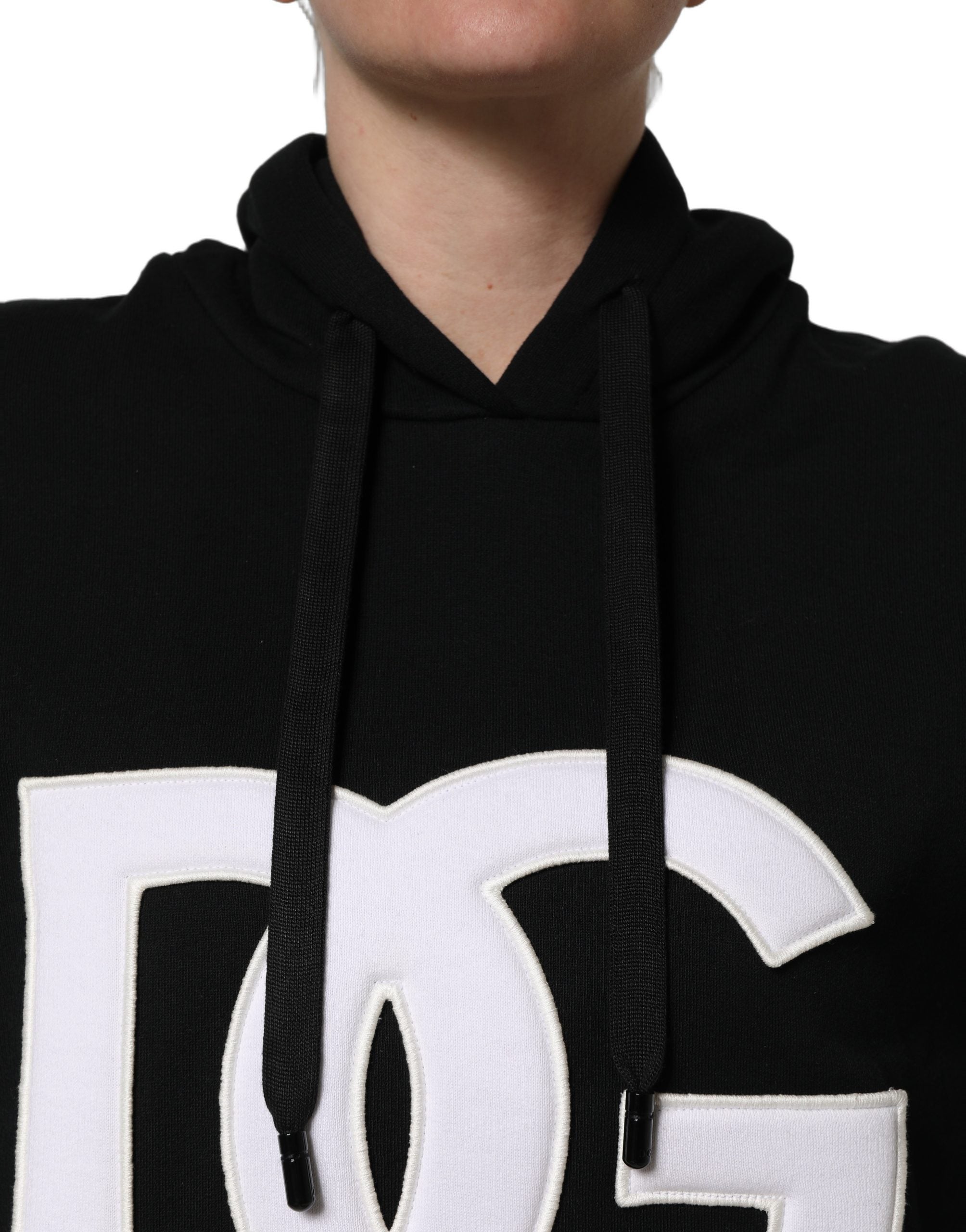 Sweat à capuche Dolce & Gabbana noir et blanc avec appliqués, style décontracté, en coton, visible sur le mannequin.