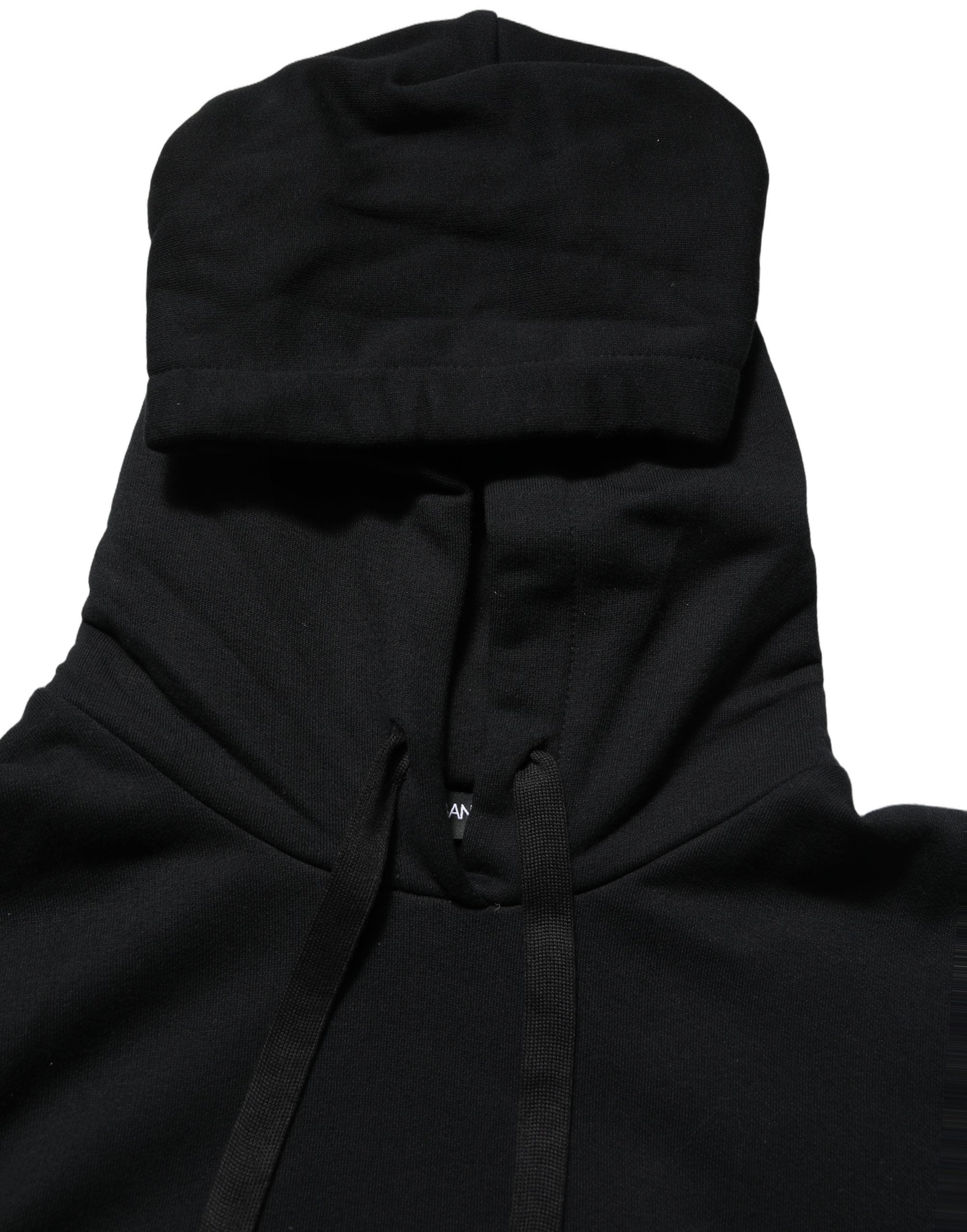 Sweat à capuche Dolce & Gabbana noir et blanc avec appliqué, style décontracté et détails élégants, portée sur un mannequin.