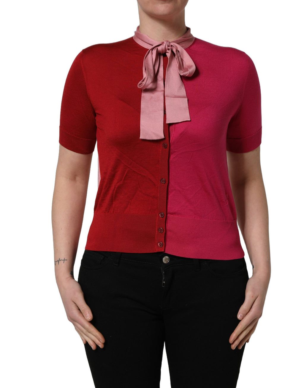 Chemise rose Dolce & Gabbana à manches courtes avec col ascot boutonné, style élégant et sophistiqué.