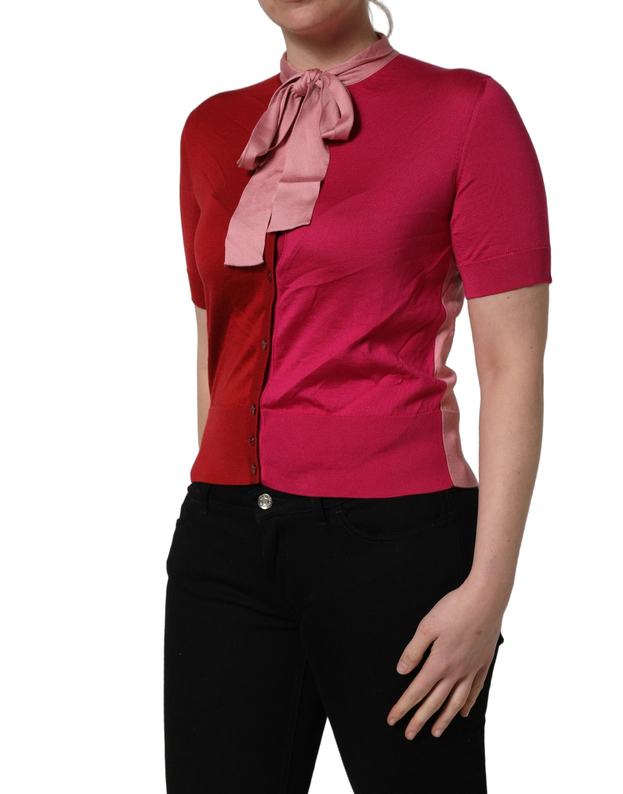 Haut Dolce & Gabbana rose à manches courtes avec col ascot boutonné, style élégant et féminin.