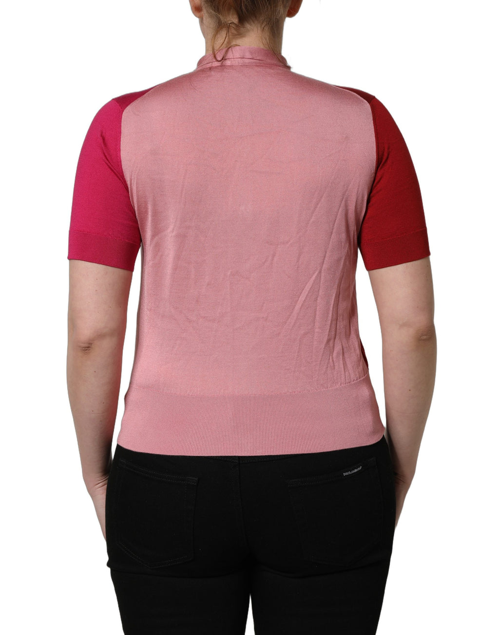 Haut Dolce & Gabbana rose à manches courtes, col ascot boutonné, style élégant et féminin, en tissu léger.