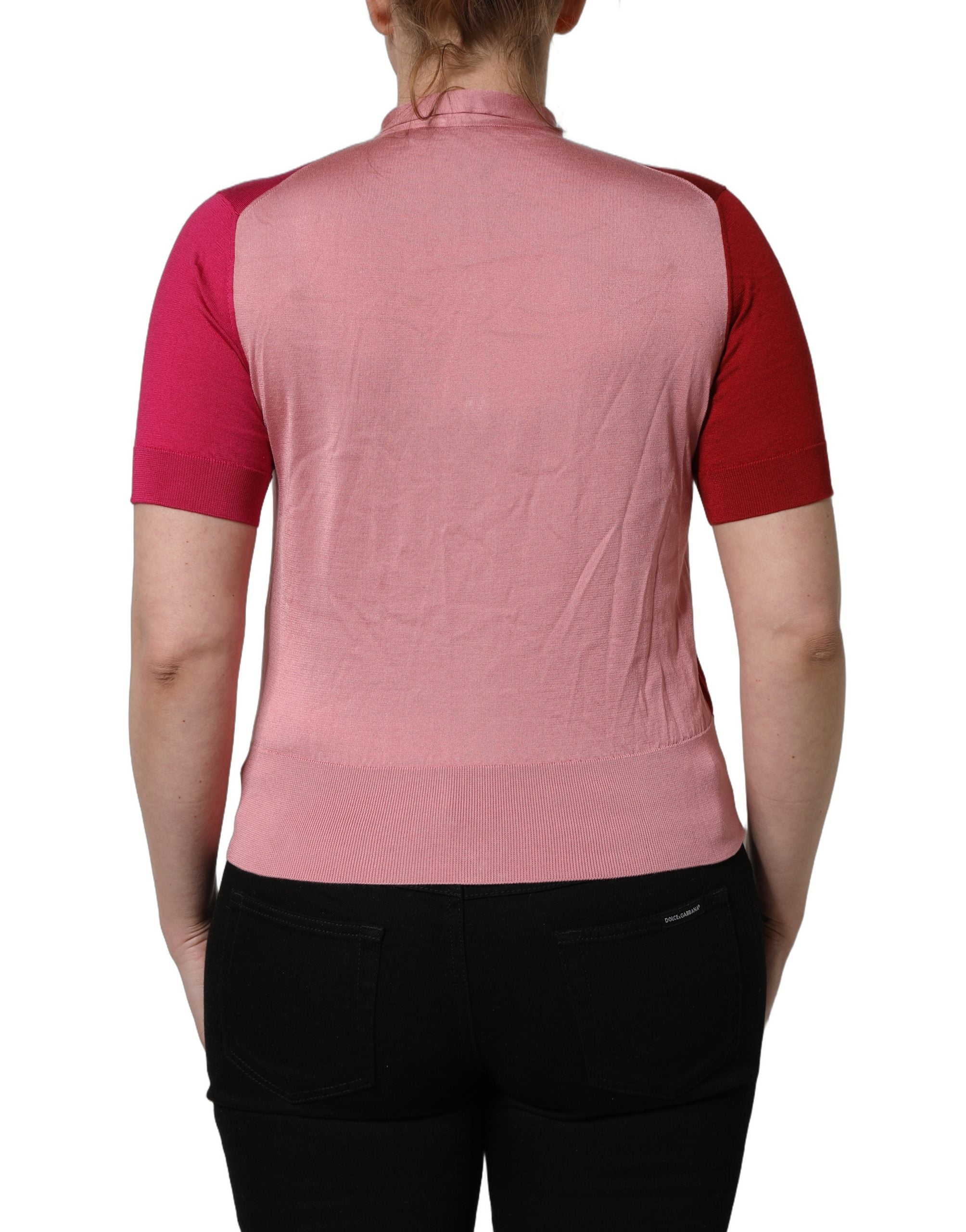 Haut Dolce & Gabbana rose à manches courtes, col ascot boutonné, style élégant et féminin, en tissu léger.