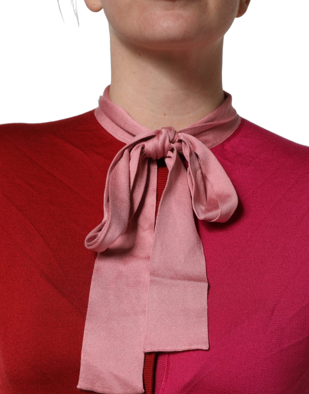 Haut Dolce & Gabbana rose à manches courtes avec col ascot boutonné, style élégant et féminin.