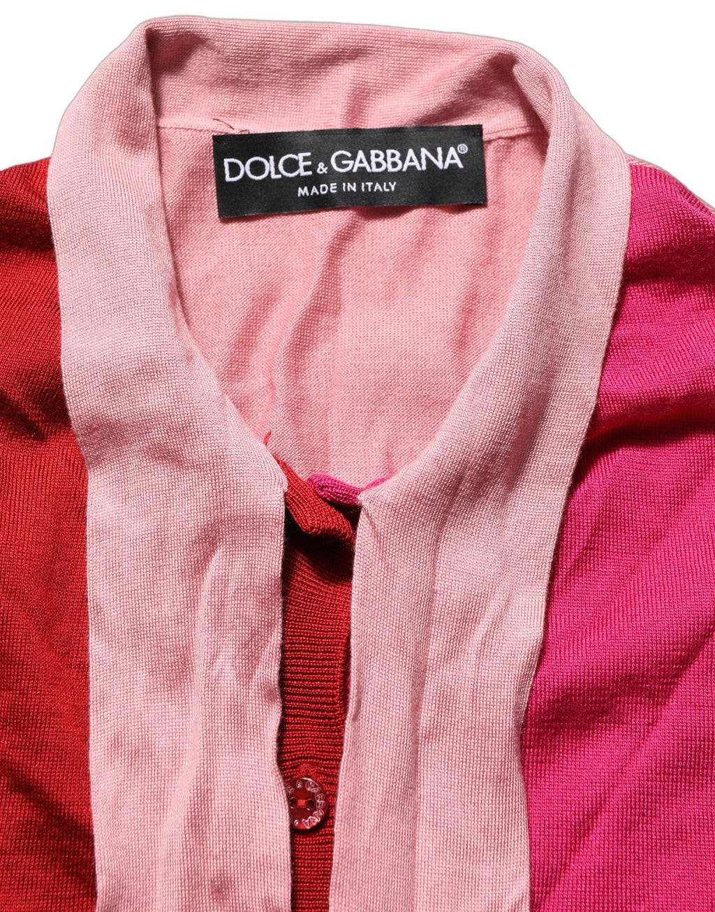 Haut Dolce & Gabbana rose à manches courtes avec col ascot boutonné, tissu léger et élégant, vue de face.