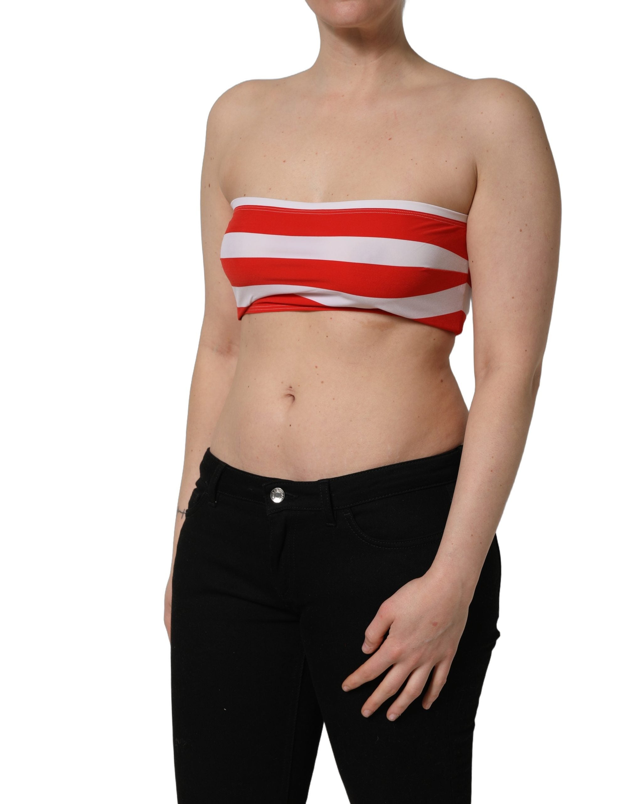 Crop top en nylon blanc et rouge à rayures, tube et côtelé, de Dolce & Gabbana, visible sur l'image.