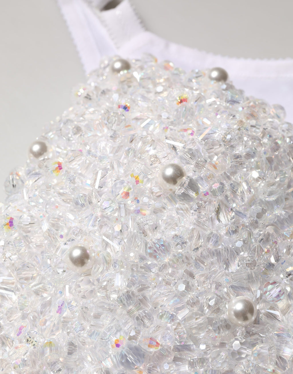 Corset bustier crop top blanc Dolce & Gabbana orné de perles, ajusté et élégant, parfait pour une tenue sophistiquée.