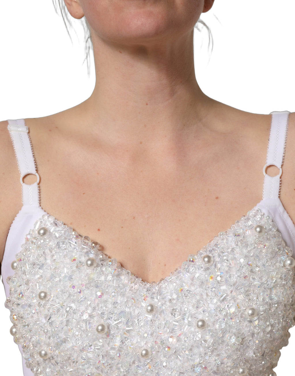 Corset bustier crop top Dolce & Gabbana blanc avec perles, détails élégants, porté ajusté, mode chic et sophistiquée.