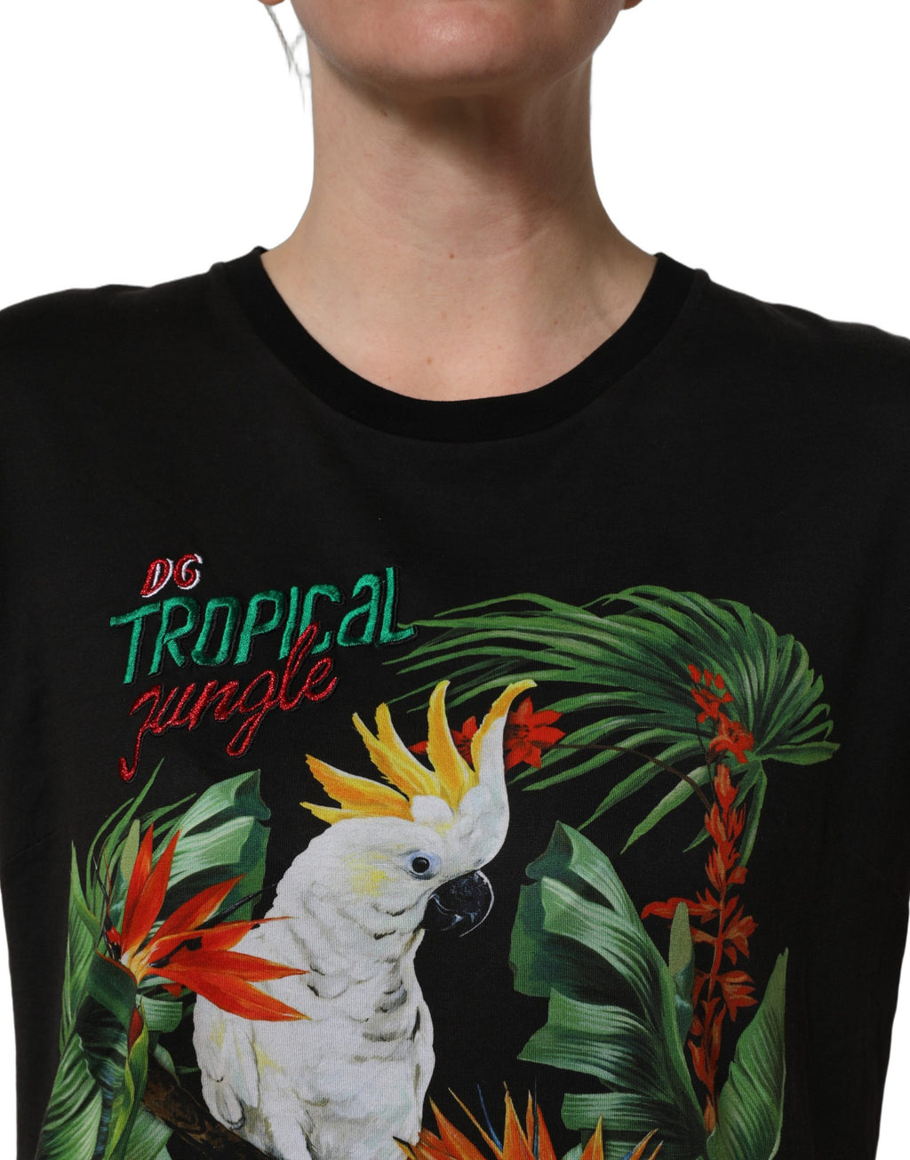 T-shirt rond noir Dolce & Gabbana avec motif jungle tropical, design élégant et décontracté.