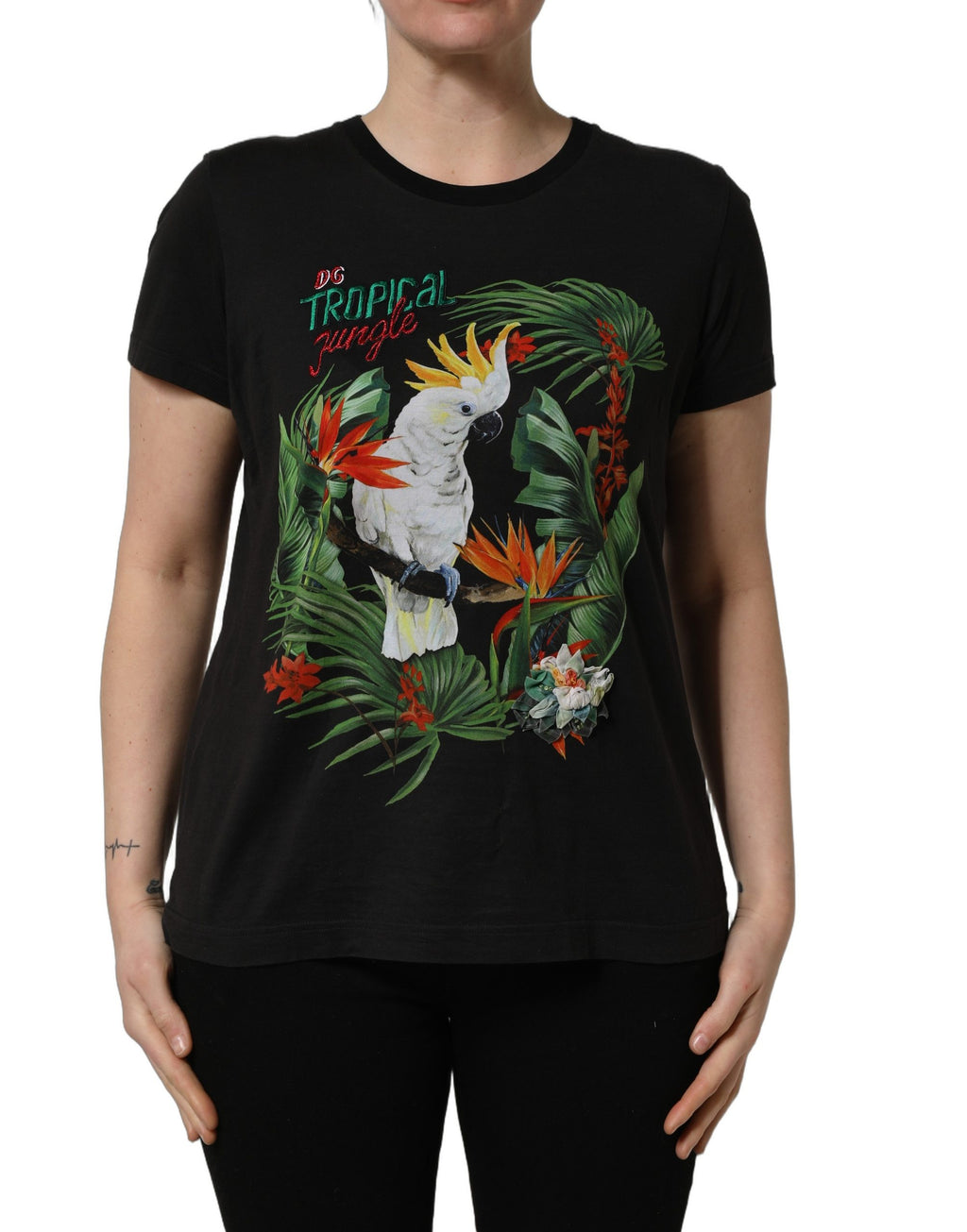T-shirt noir Dolce & Gabbana à col rond avec motif tropical jungle, illustration colorée et détails de style élégant.