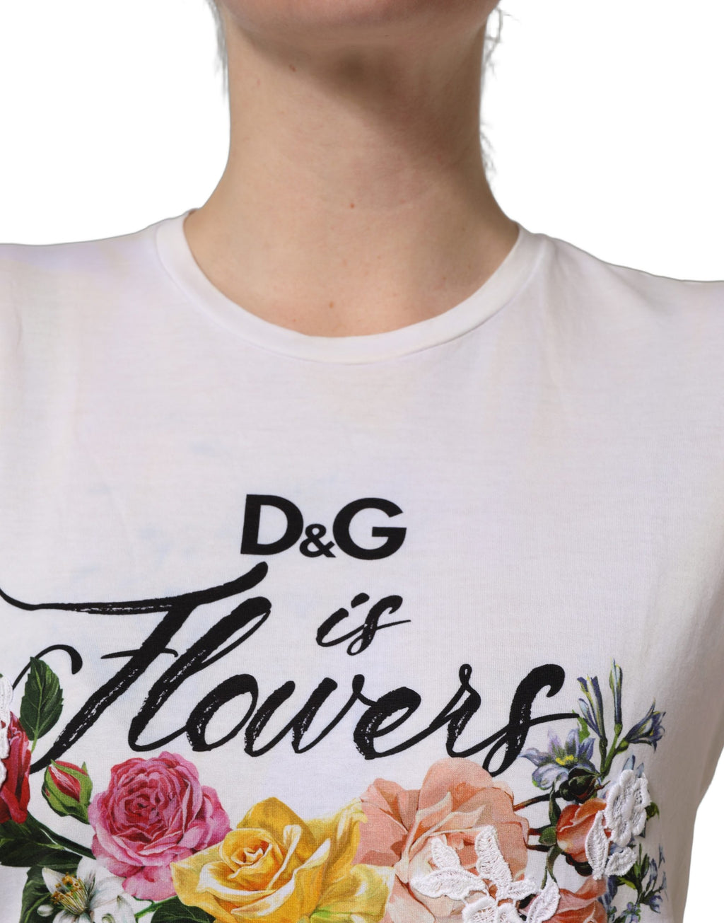 T-shirt rond Dolce & Gabbana blanc avec imprimé fleurs D&G, col rond, tissu léger, vue de face.