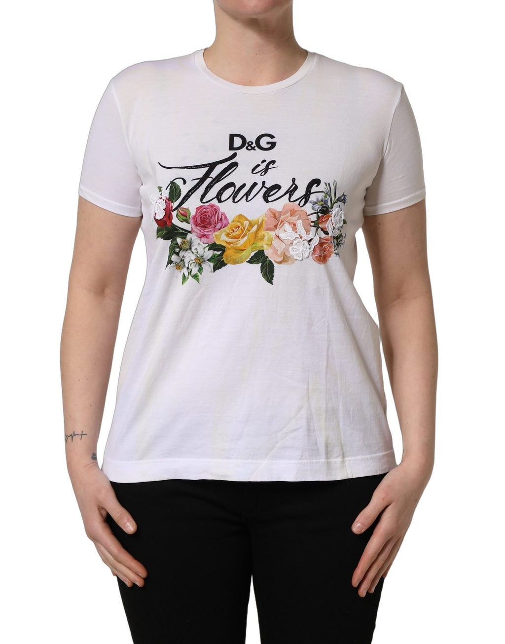 T-shirt ronde blanc Dolce & Gabbana D&G is Flowers avec imprimé floral, col rond, porté sur un mannequin.