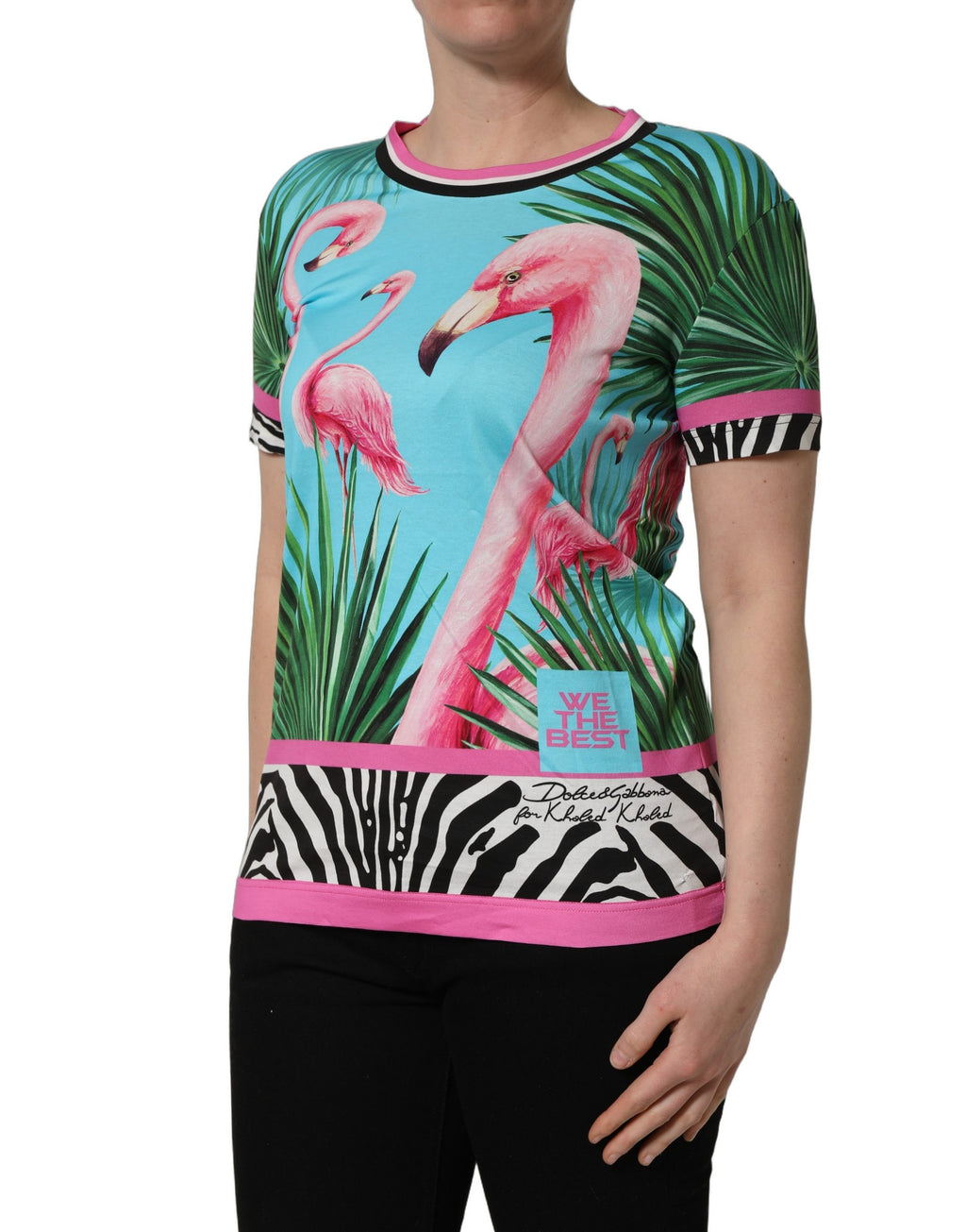 T-shirt Dolce & Gabbana multicolore avec flamants roses, zèbre rayé, détails en tissu contrastant, mode élégante et audacieuse.
