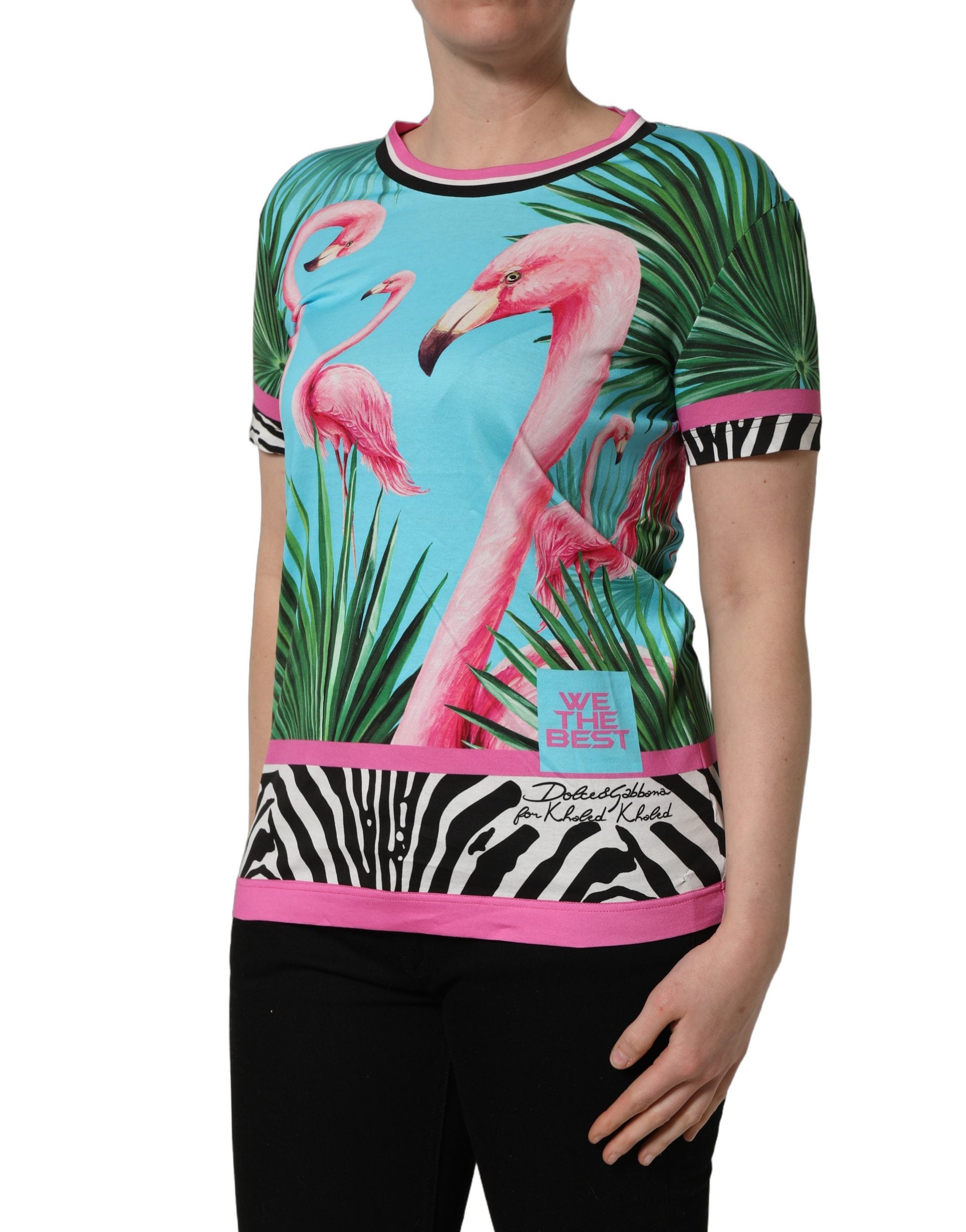 T-shirt Dolce & Gabbana multicolore avec flamants roses, zèbre rayé, détails en tissu contrastant, mode élégante et audacieuse.
