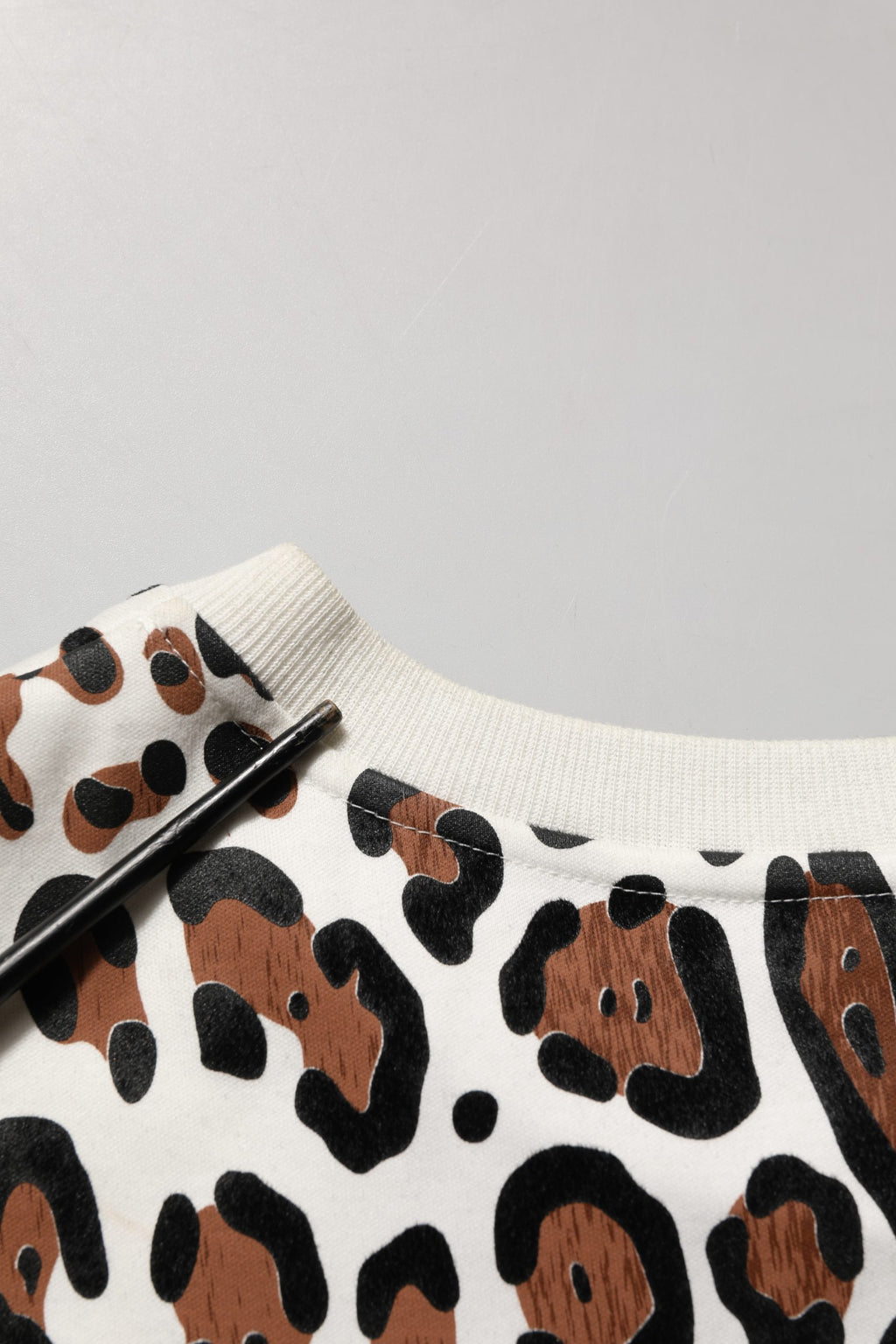 T-shirt à col rond Dolce & Gabbana à motif léopard multicolore, style décontracté et tendance, en coton.