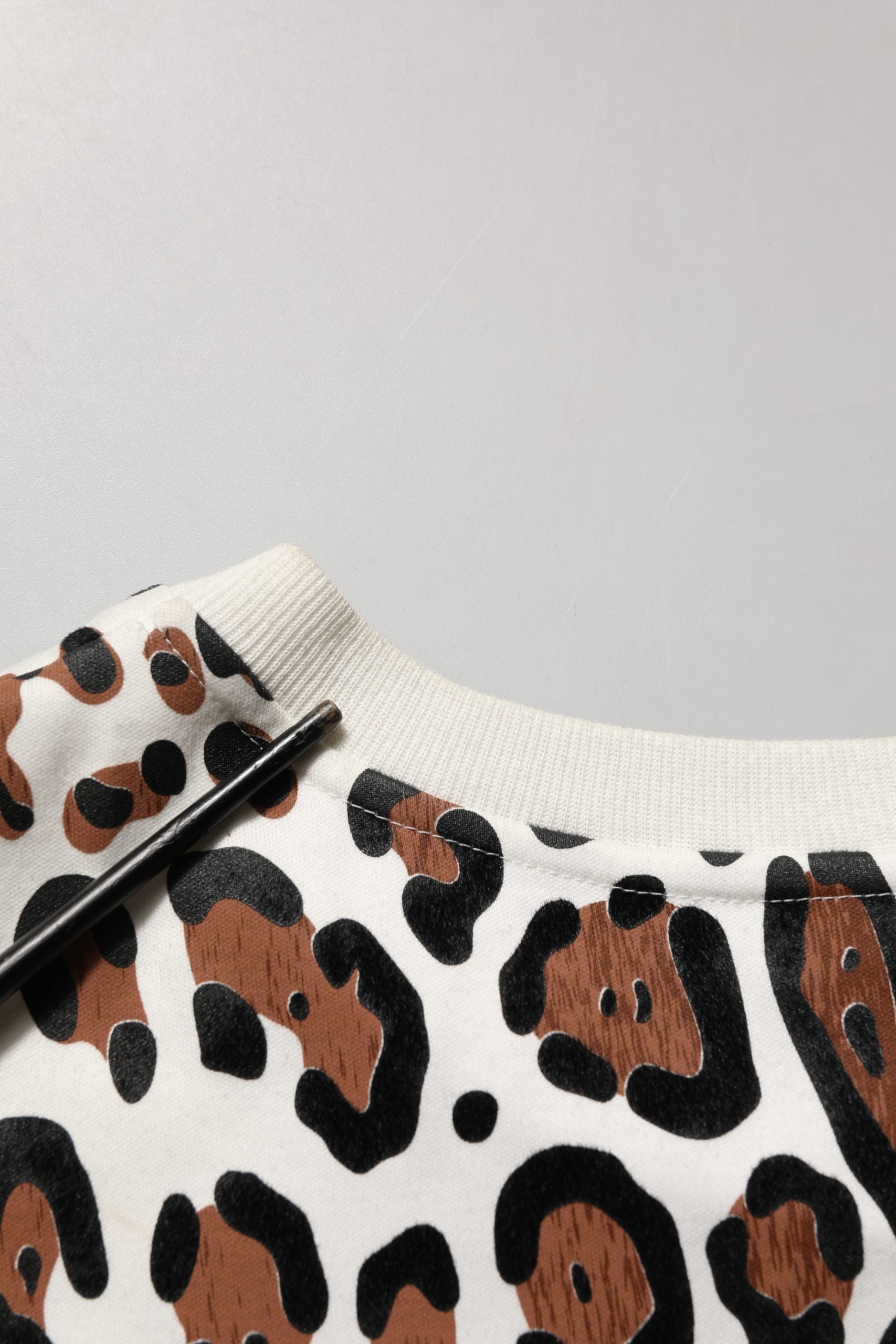 T-shirt à col rond Dolce & Gabbana à motif léopard multicolore, style décontracté et tendance, en coton.