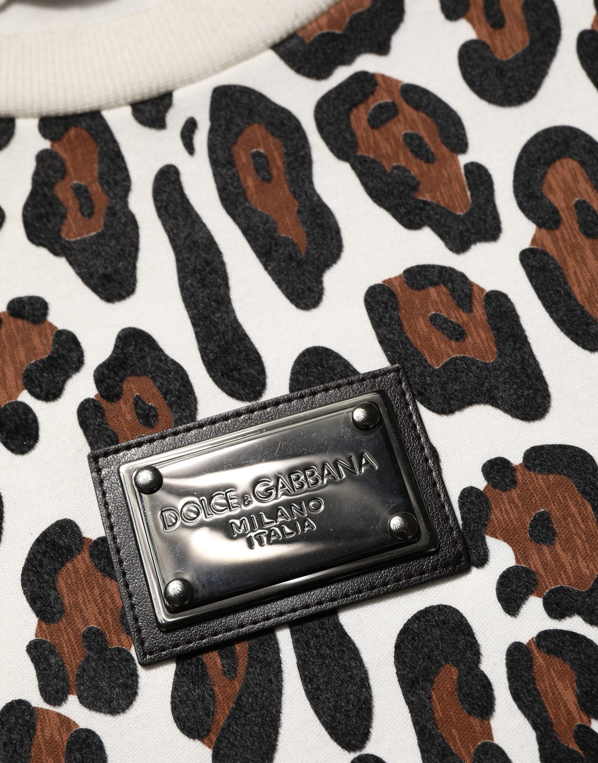 T-shirt à col rond Dolce & Gabbana à motif léopard multicolore, style décontracté et tendance.