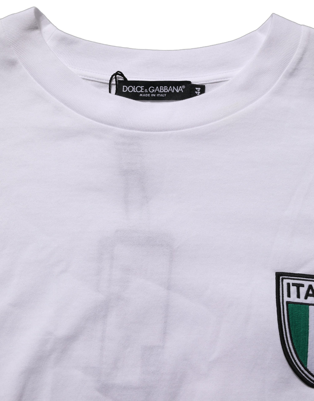 T-shirt blanc Dolce & Gabbana avec patch drapeau italien rond au col, style décontracté et élégant.