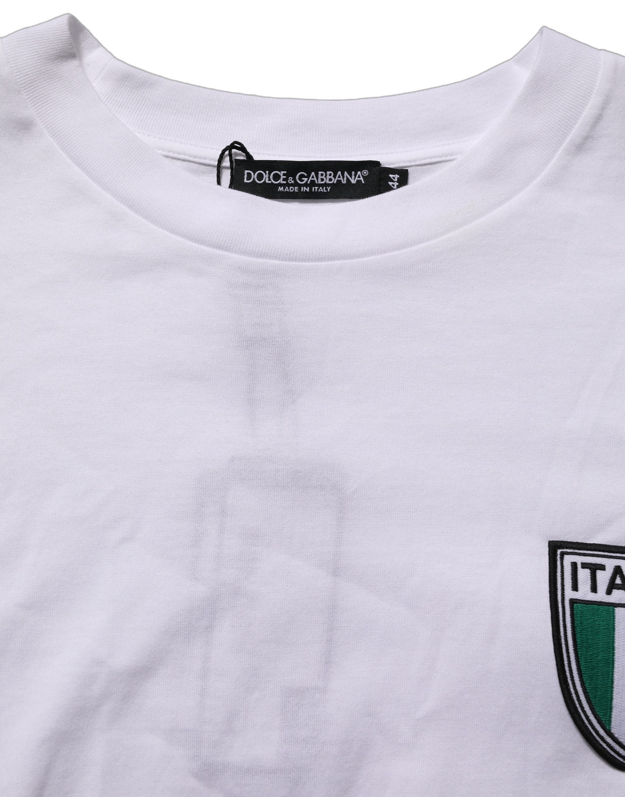 T-shirt blanc Dolce & Gabbana avec patch drapeau italien rond au col, style décontracté et élégant.