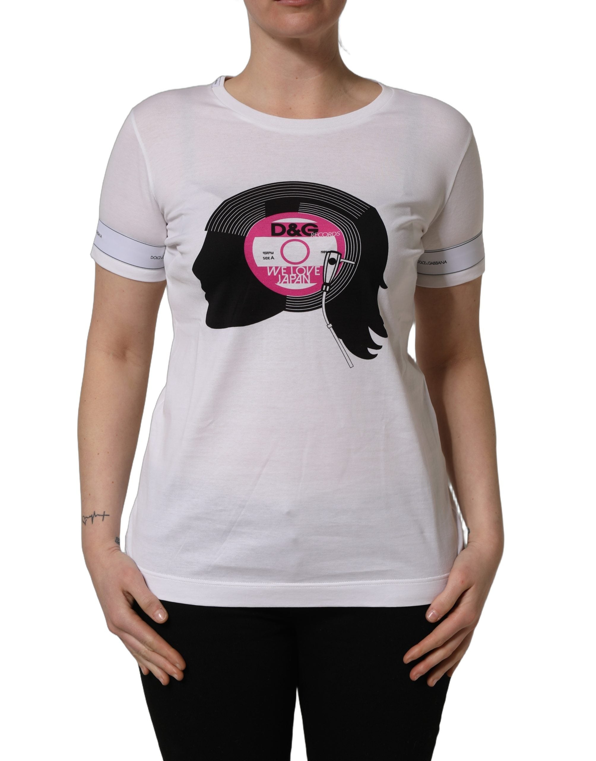 T-shirt en coton blanc Dolce & Gabbana avec imprimé "We Love Japan" et logo D&G, porté sur mannequin.
