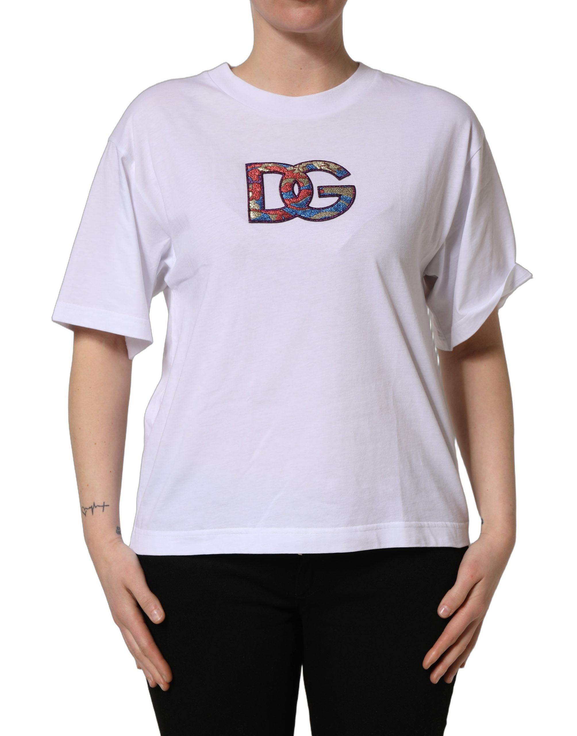 T-shirt blanc en coton Dolce & Gabbana avec patch logo DG, col rond, design décontracté et élégant.